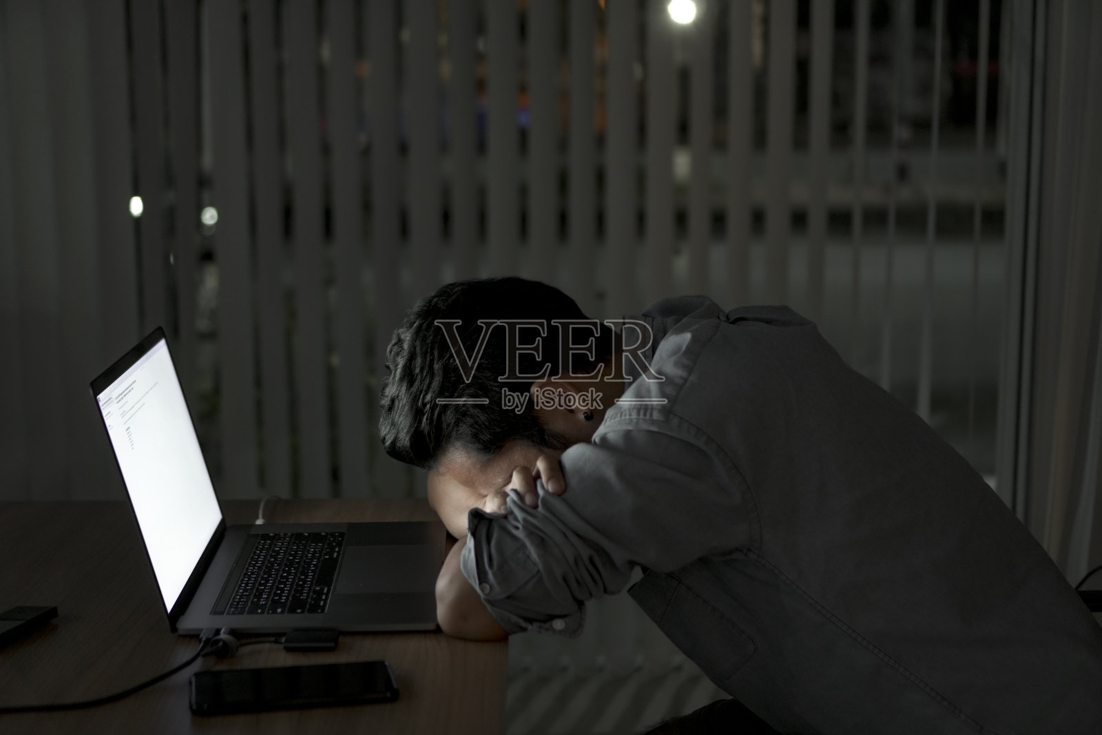 累了的人带着电脑在办公室工作到深夜照片摄影图片