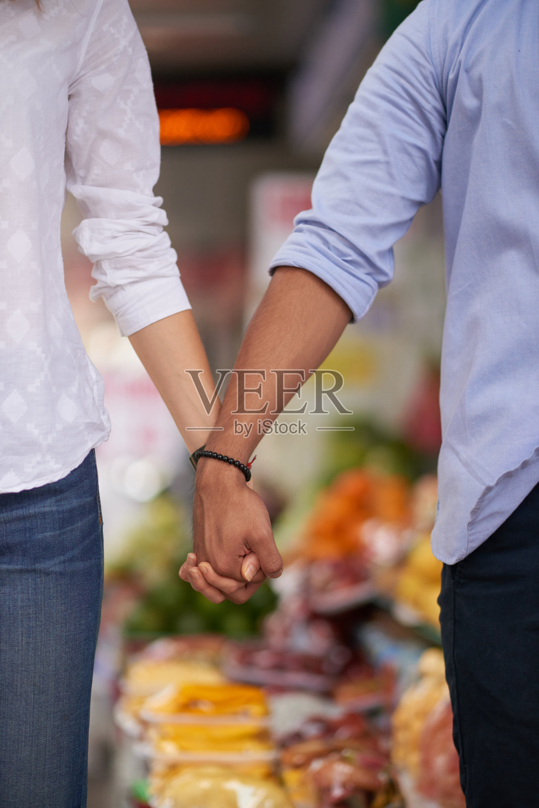 牵手的年轻夫妇照片摄影图片