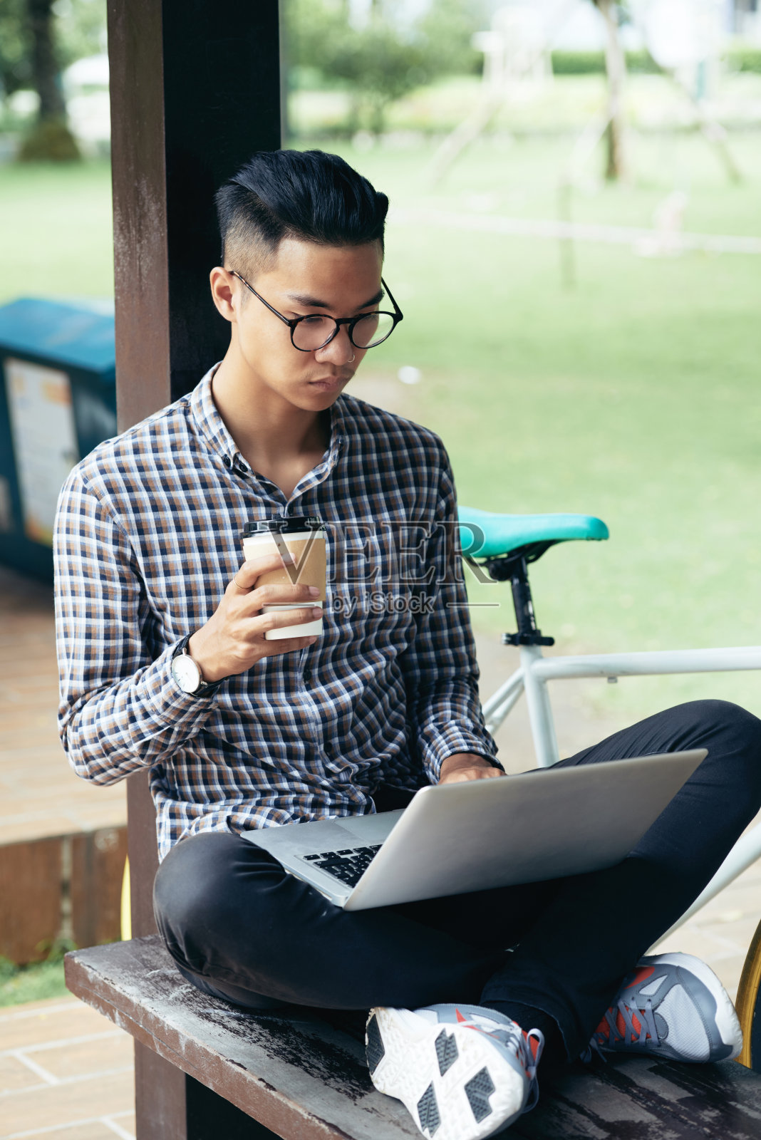 正在编写程序代码的大学生照片摄影图片