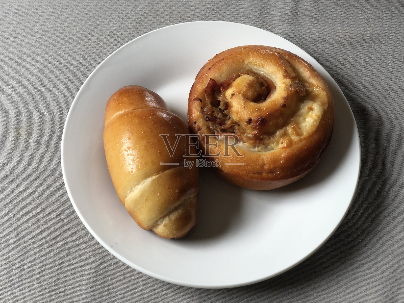 黄油面包卷,洋葱和培根面包照片摄影图片