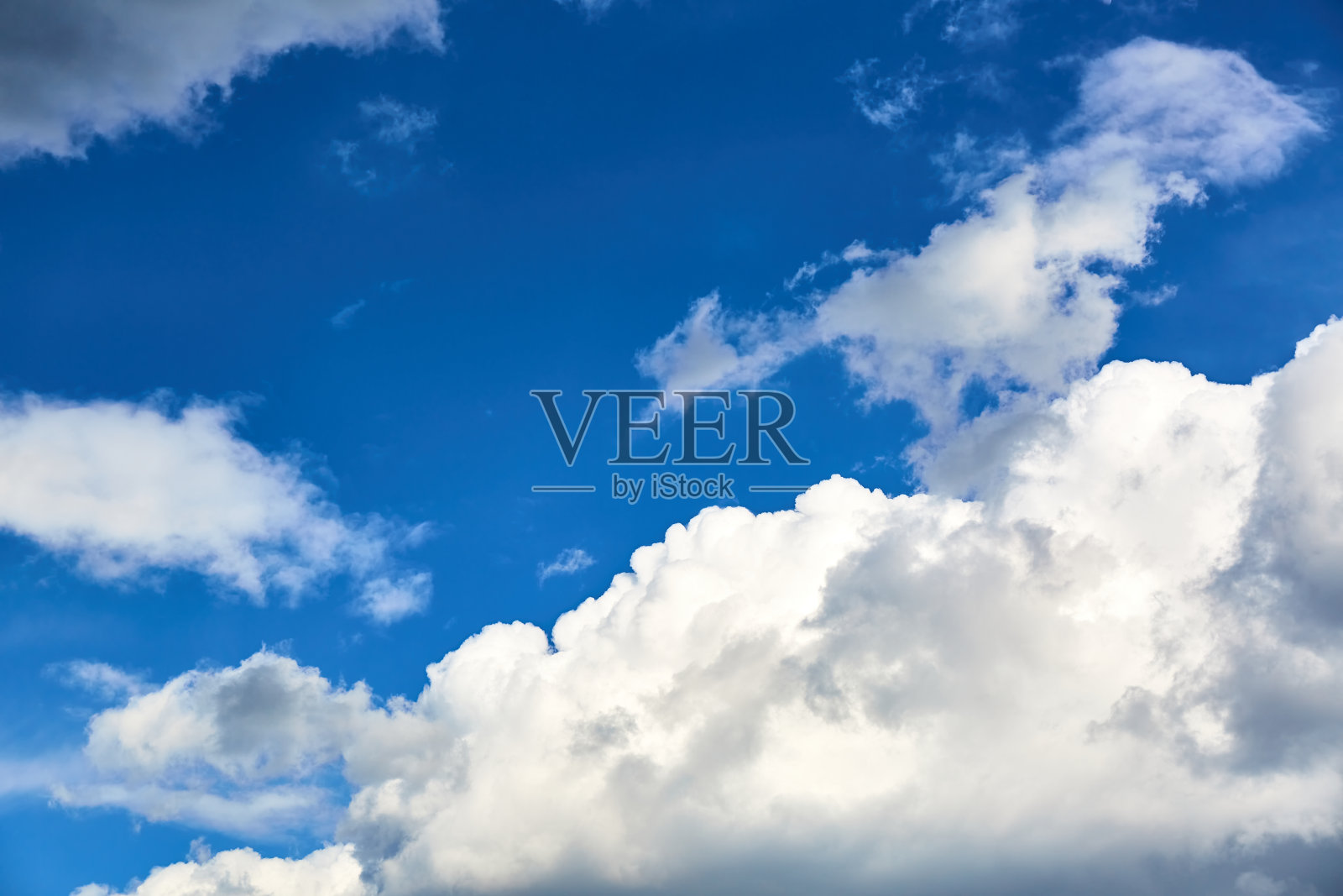 蓝蓝的天空飘着白色的积云。横幅。背景。自然的壁纸。晴朗的天气预报。宗教的概念。天堂的风景。户外的风景。明亮的图案设计。副本的空间。新鲜的空气照片摄影图片