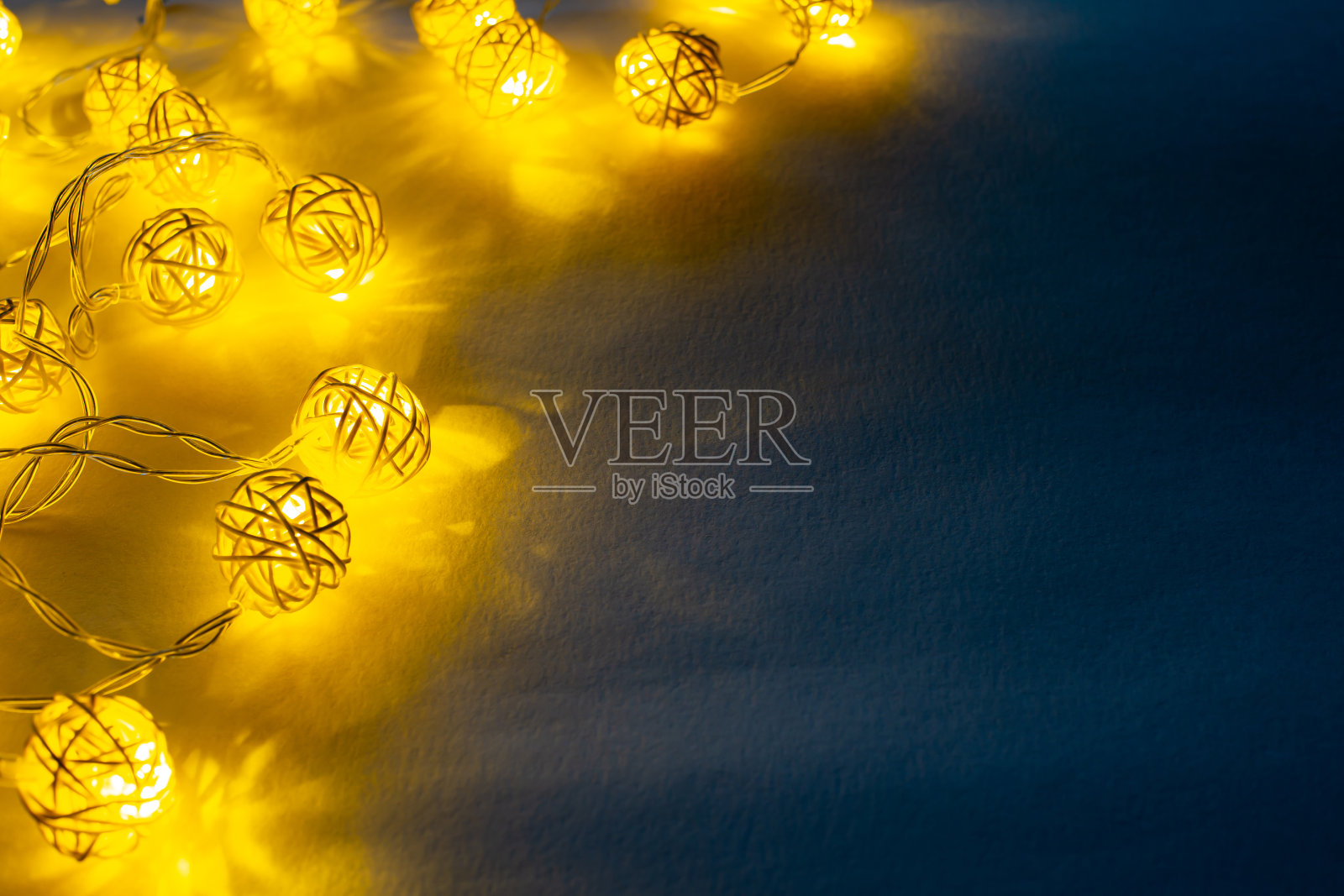 圣诞卡片模型与复制空间。上面角落里有一个闪闪发光的黄藤花环。照片摄影图片