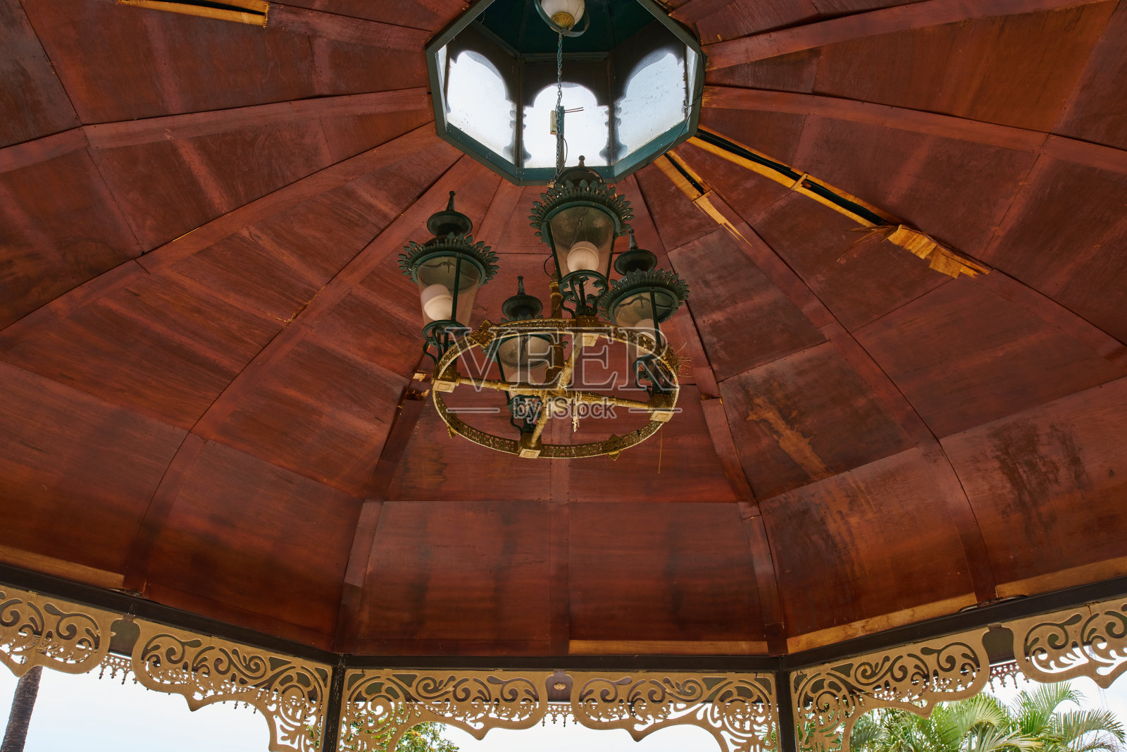 哈利斯科州Union de Tula的主要花园广场,中央有一个亭子,背景是一座教堂照片摄影图片