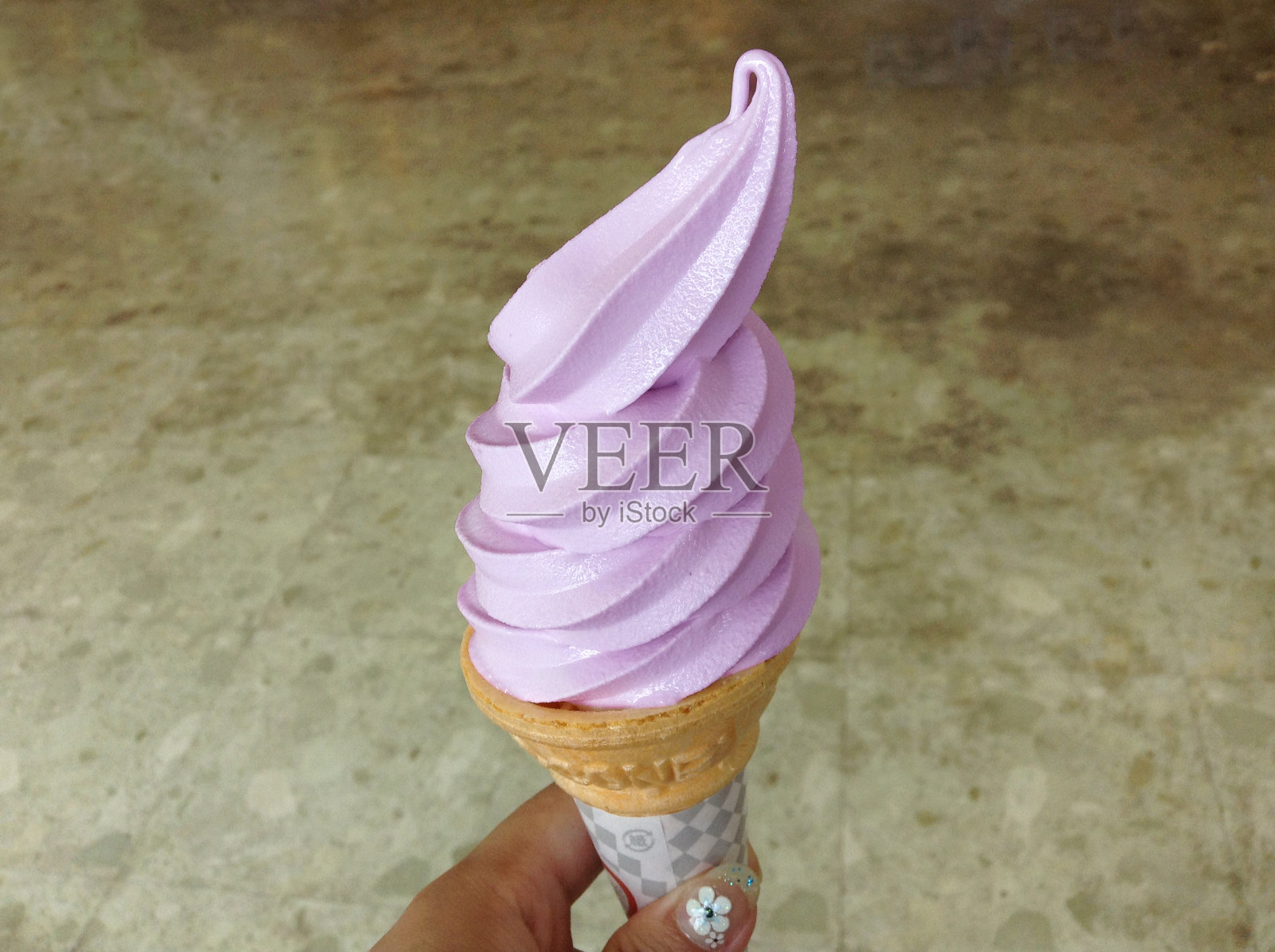 在日本北海道的薰衣草田里吃的薰衣草软冰淇淋照片摄影图片