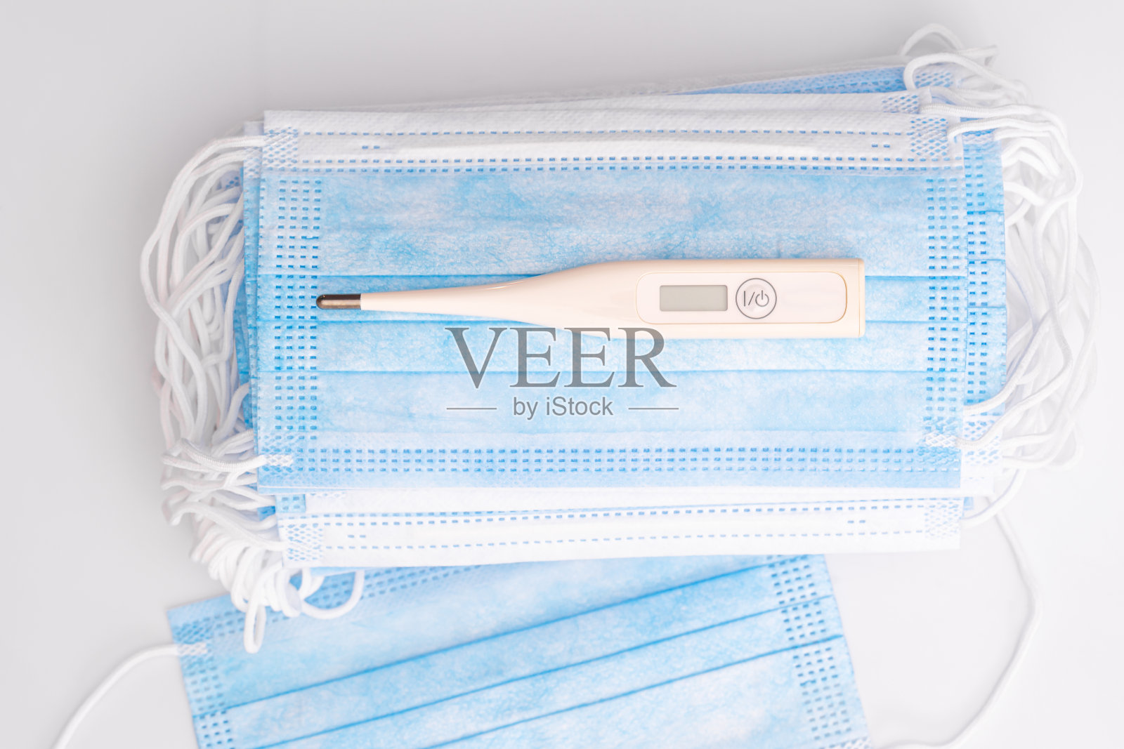 外科医用口罩和白底温度计照片摄影图片