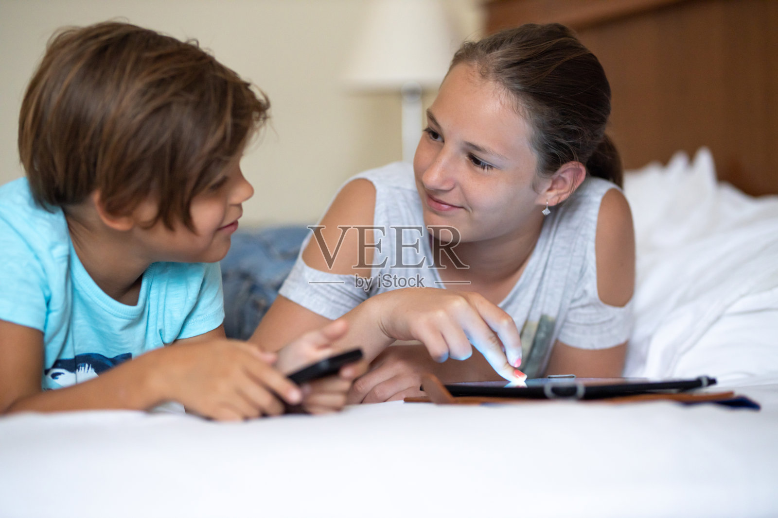 在度假时使用科技照片摄影图片