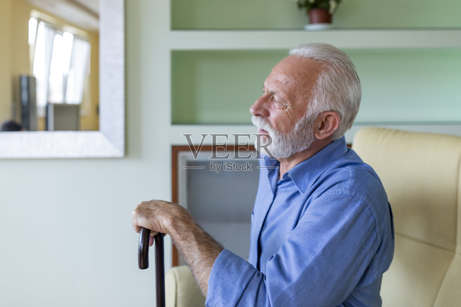 拄着拐杖的残疾老人在家因背部疼痛难忍照片摄影图片