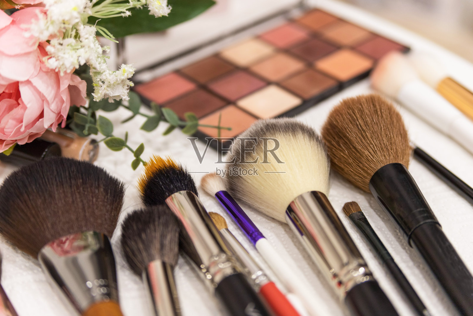 一套刷子和专业化妆品在化妆师的桌子上。所有用来化妆的东西。适合你的美容博客。编造最必要的东西。软的焦点。照片摄影图片
