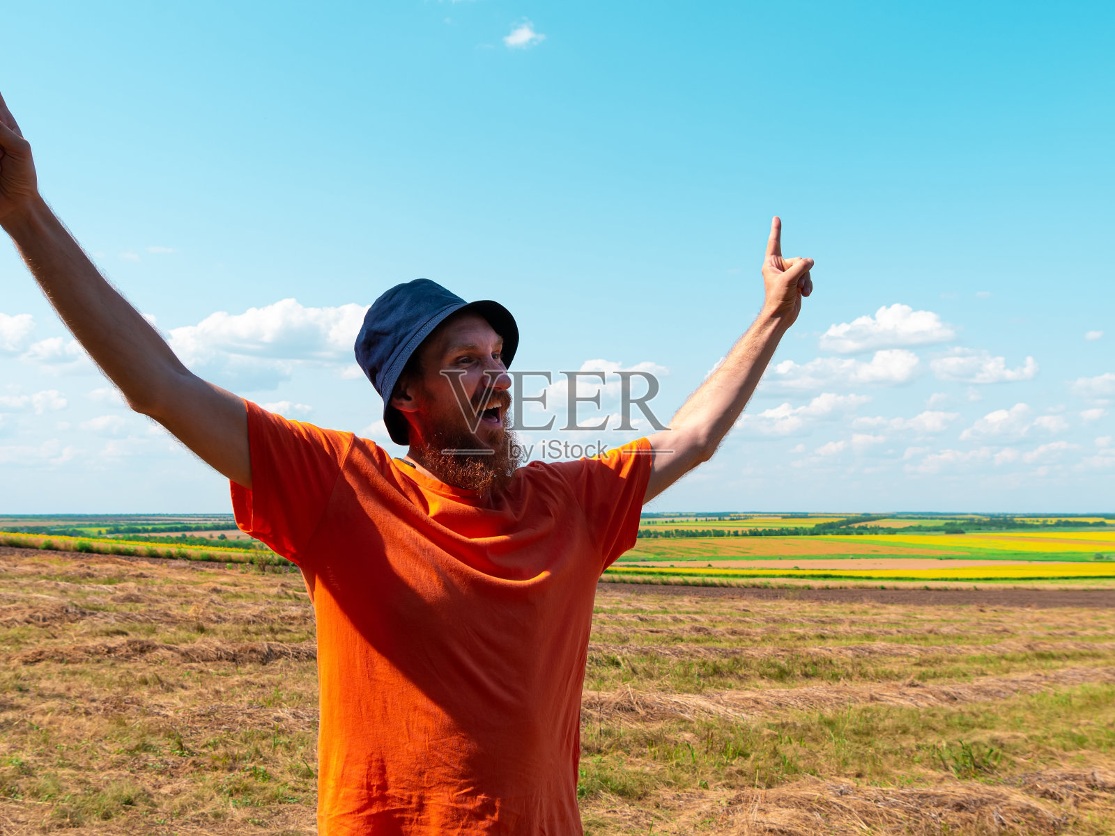 戴太阳帽的金发小女孩在农园风景上越野。有型的搭便车小孩长发在乡村旅行。照片摄影图片