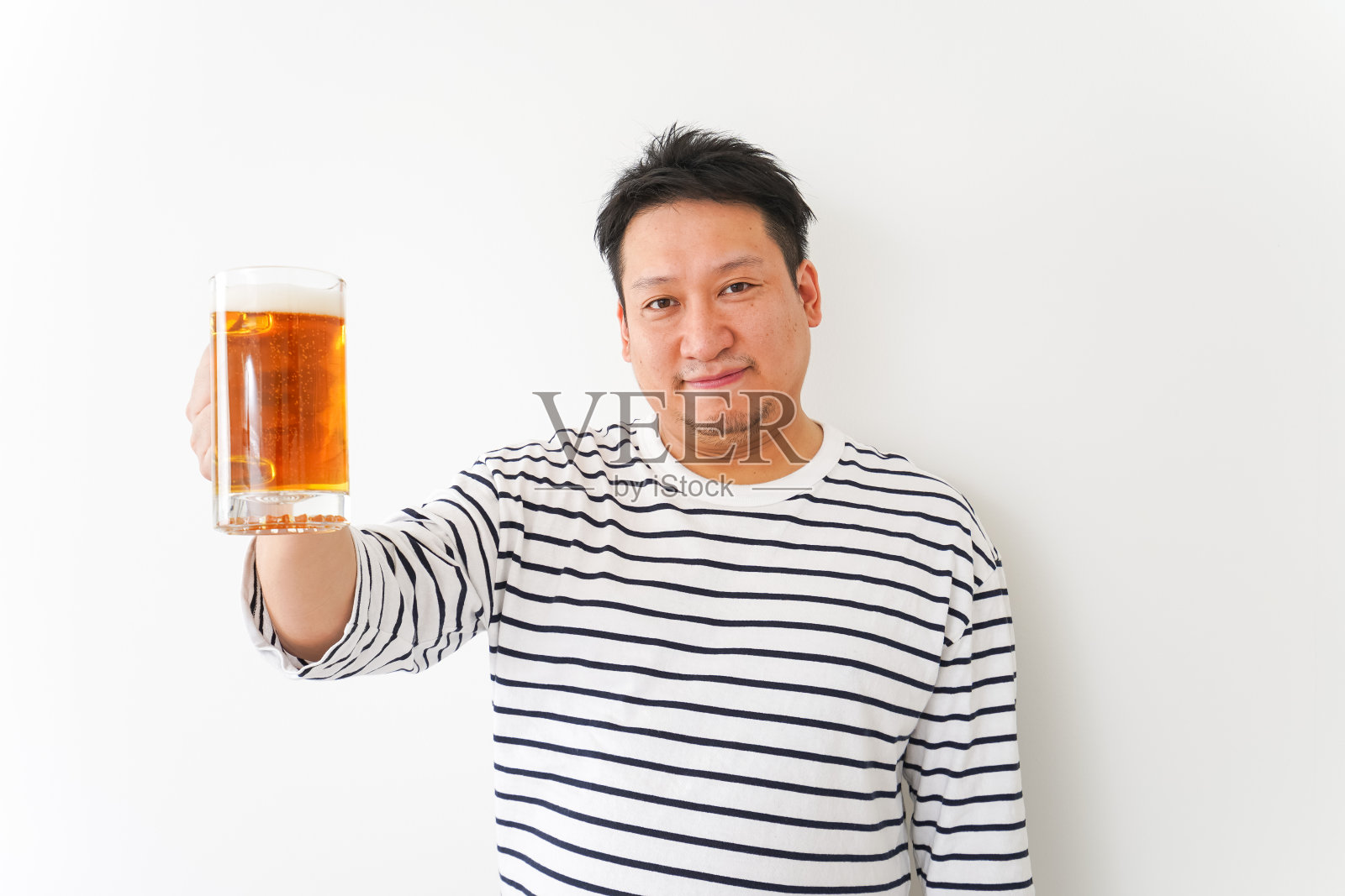 中年男子在家里喝啤酒照片摄影图片