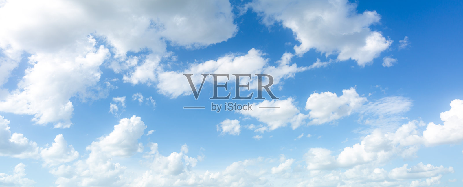 蓝色的天空背景和微小的云。全景照片摄影图片