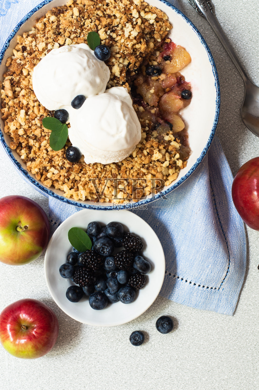 苹果碎配蓝莓照片摄影图片