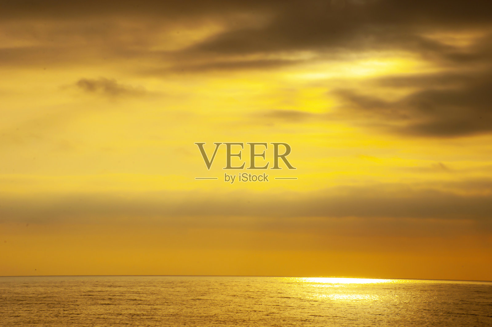 明亮美丽的日出或日落在海上。在五彩缤纷的天空和大海的背景下,海景和冥想的概念。照片摄影图片