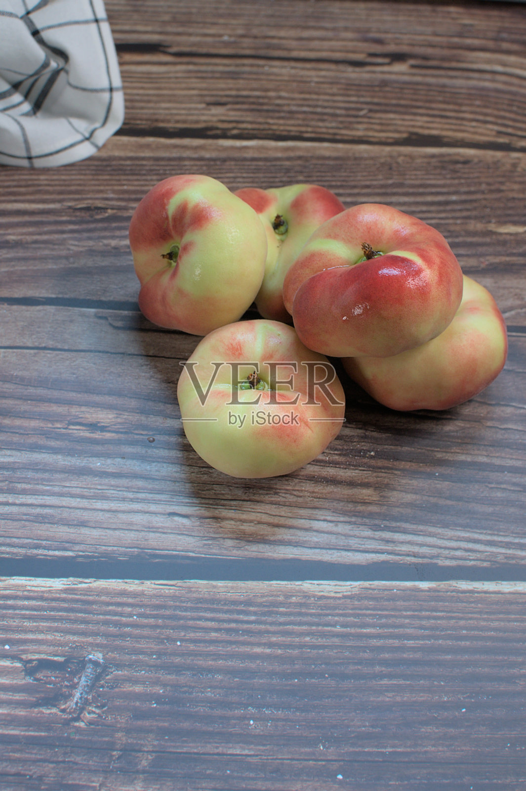 多汁的无花果桃子孤立在一个木制背景的俯视图照片摄影图片