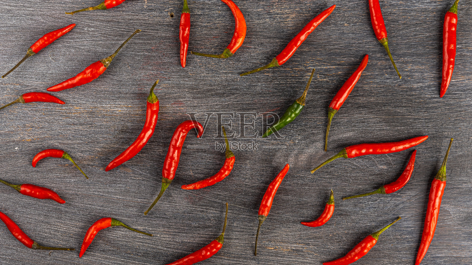 木制表面上的小红辣椒荚,俯视图,图案照片摄影图片