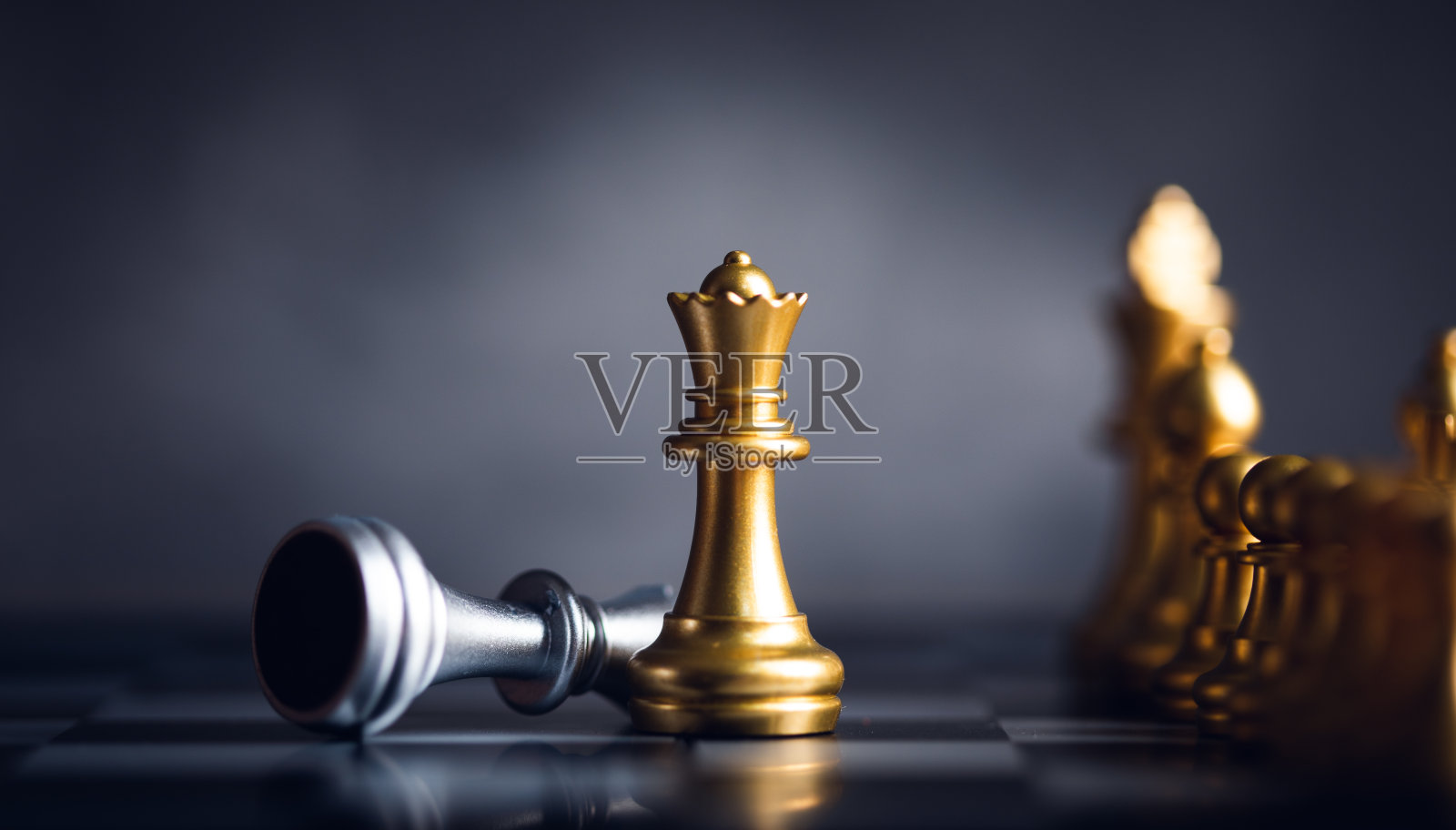 棋子站在棋子前面照片摄影图片