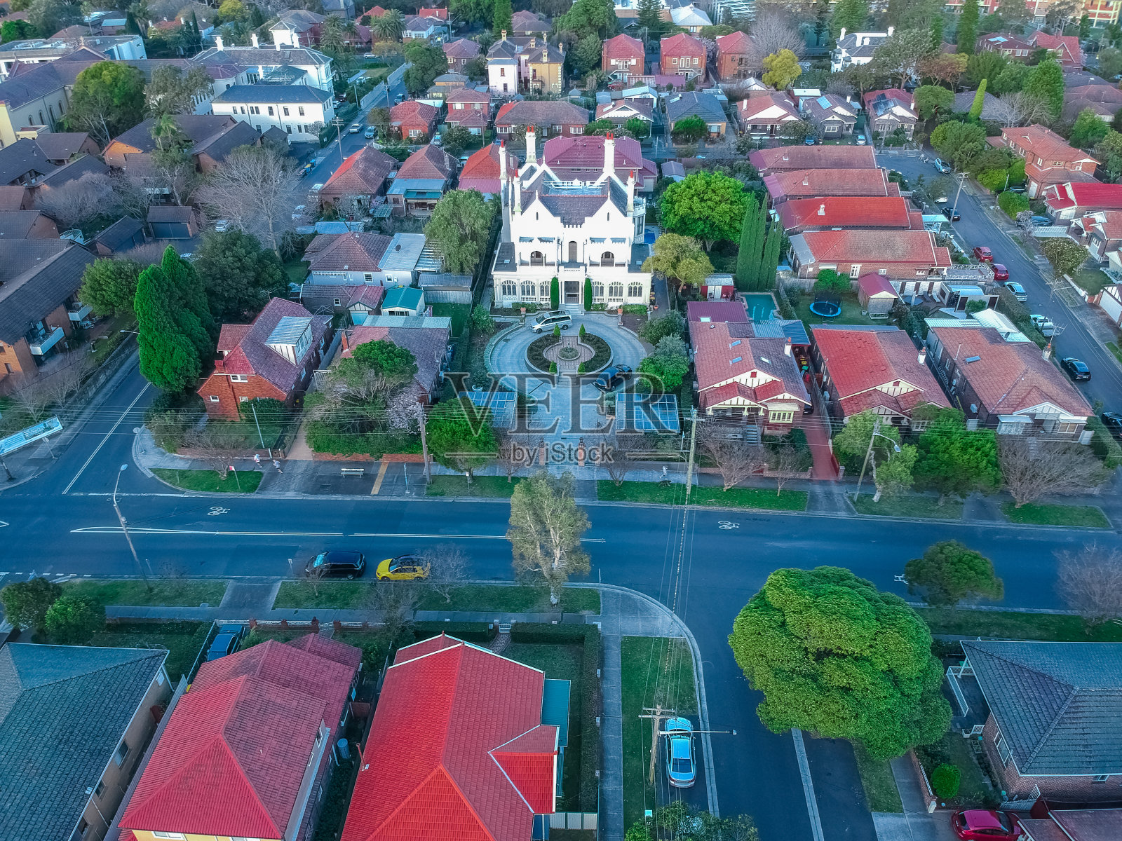 全景无人机视野的悉尼郊区住房,屋顶,街道和公园新南威尔士州澳大利亚照片摄影图片