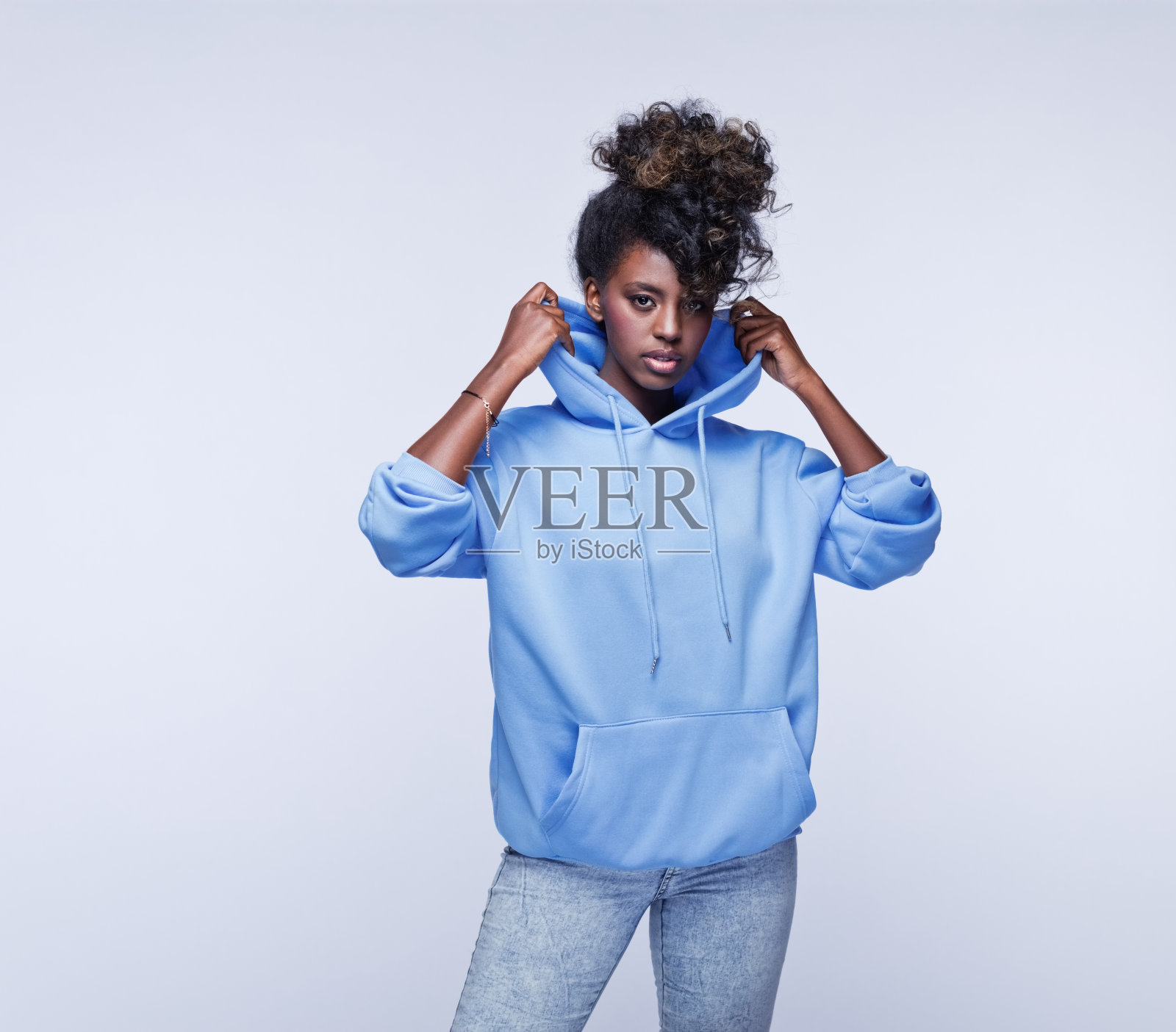 穿着蓝色连帽衫的年轻女子照片摄影图片