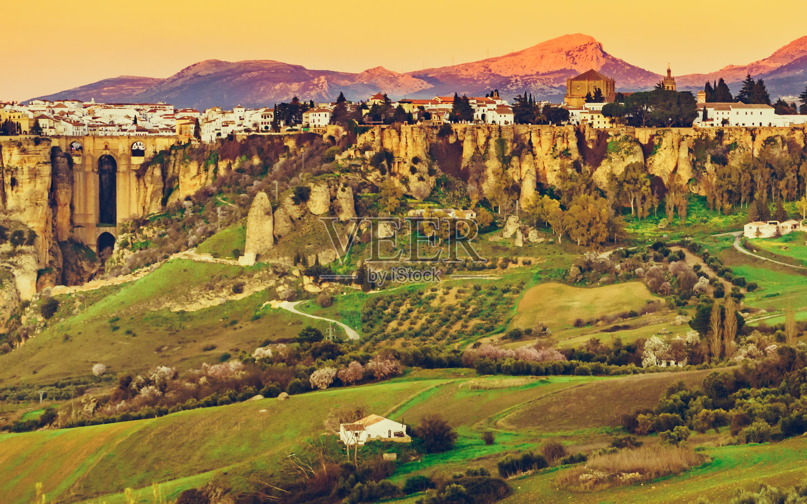 西班牙安达卢西亚隆达镇和山谷。照片摄影图片