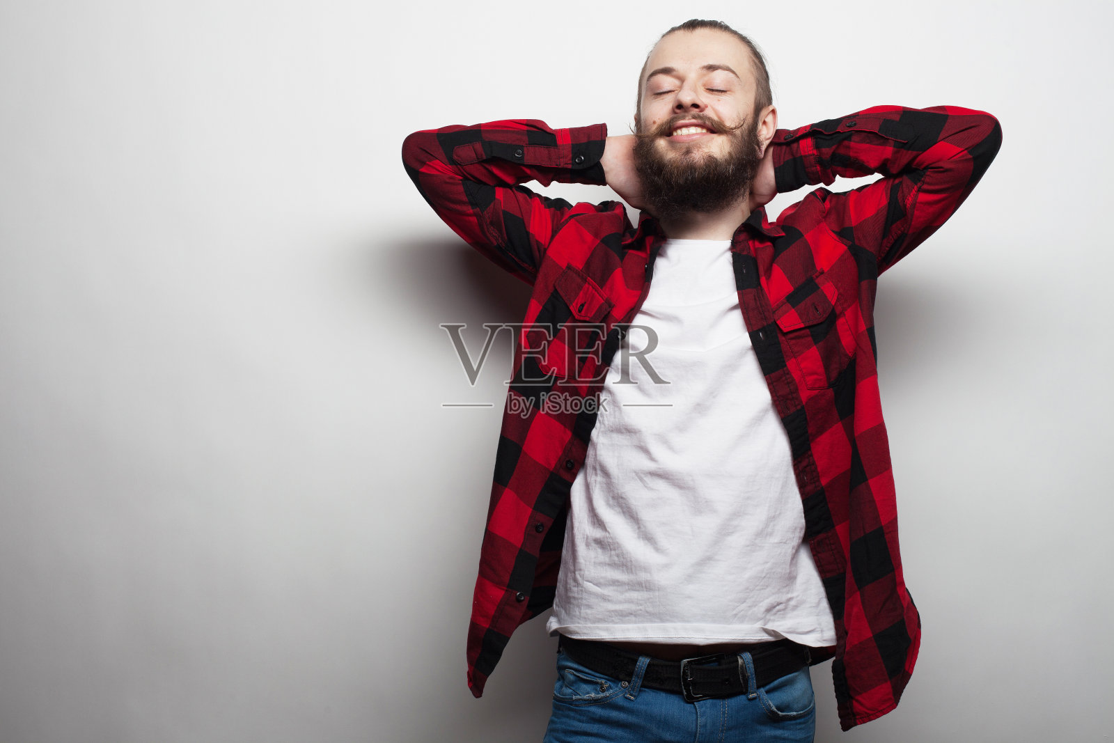 生活方式和老年人观念:英俊的年轻人站在那里,双手合十放在脑后照片摄影图片