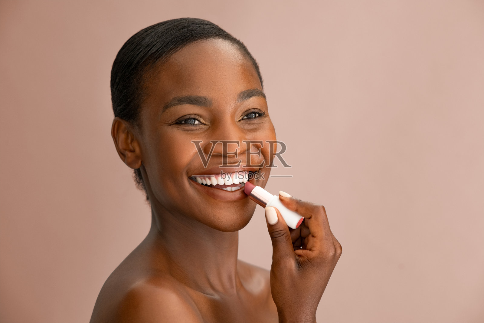 非裔美国美女涂口红照片摄影图片