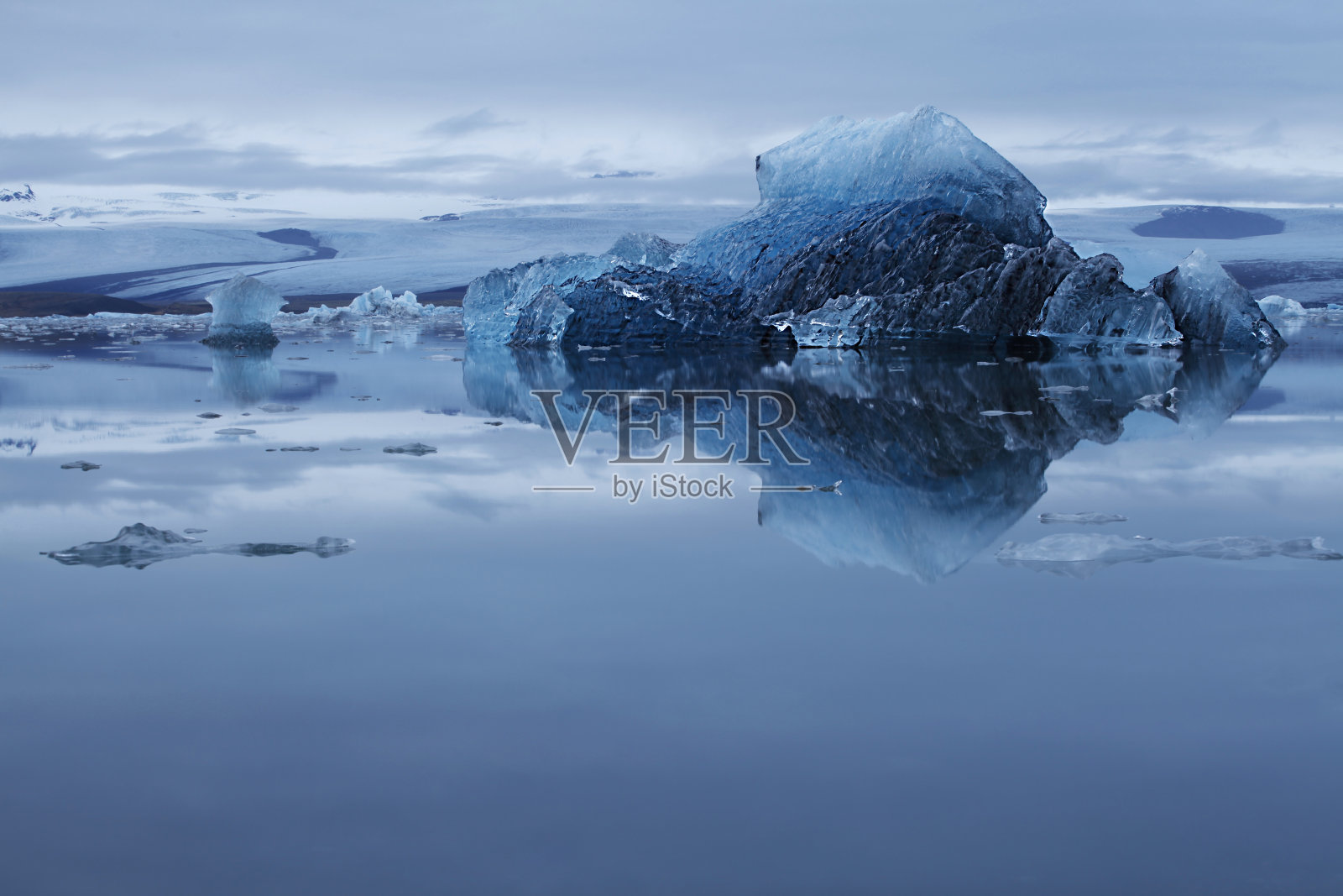 冰岛东南部Jokulsarlon冰川泻湖中的一大块冰川冰照片摄影图片