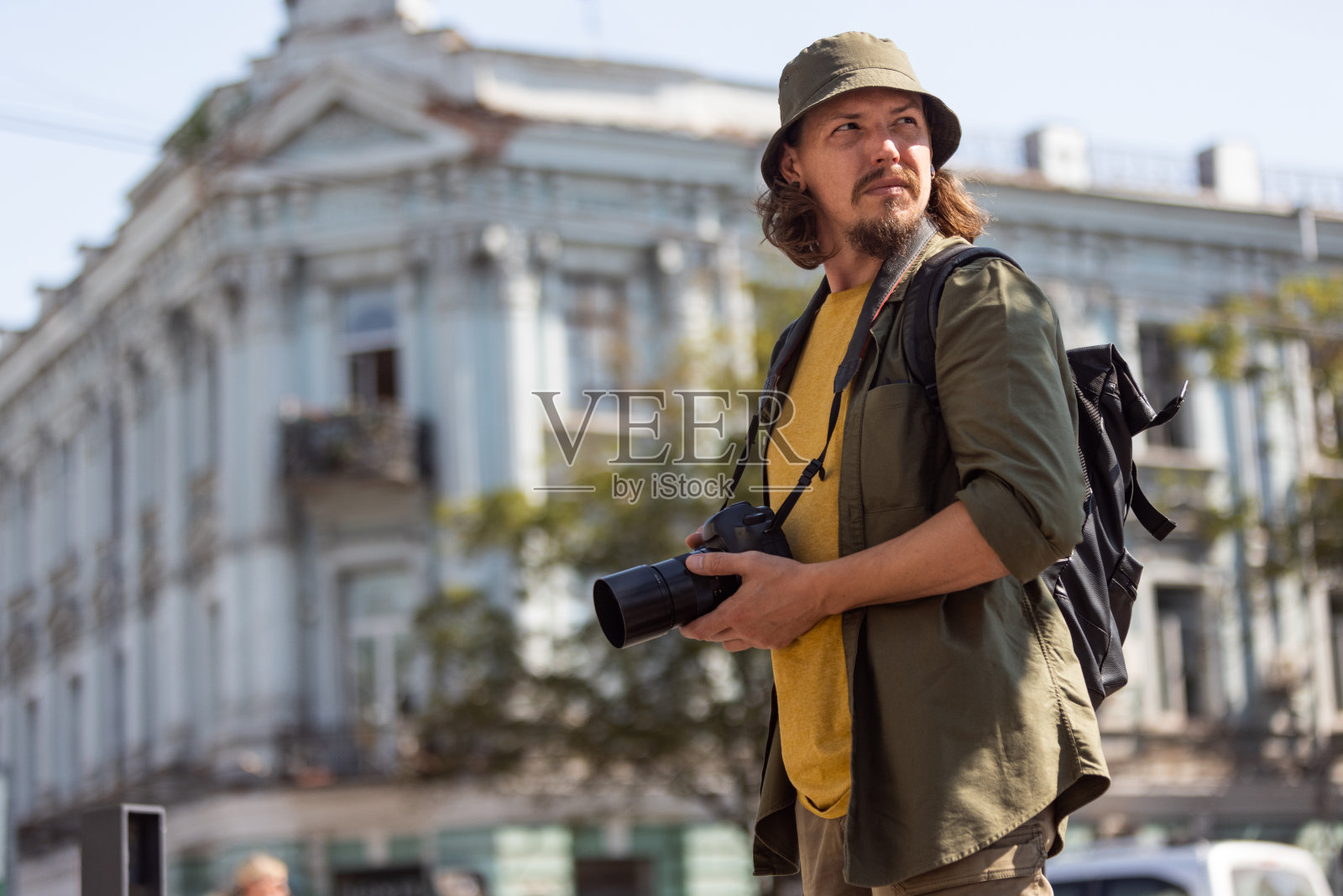 年轻男子的肖像,摄影师,摄影师与专业的相机,设备在夏季的户外工作。职业概念,工作,教育照片摄影图片