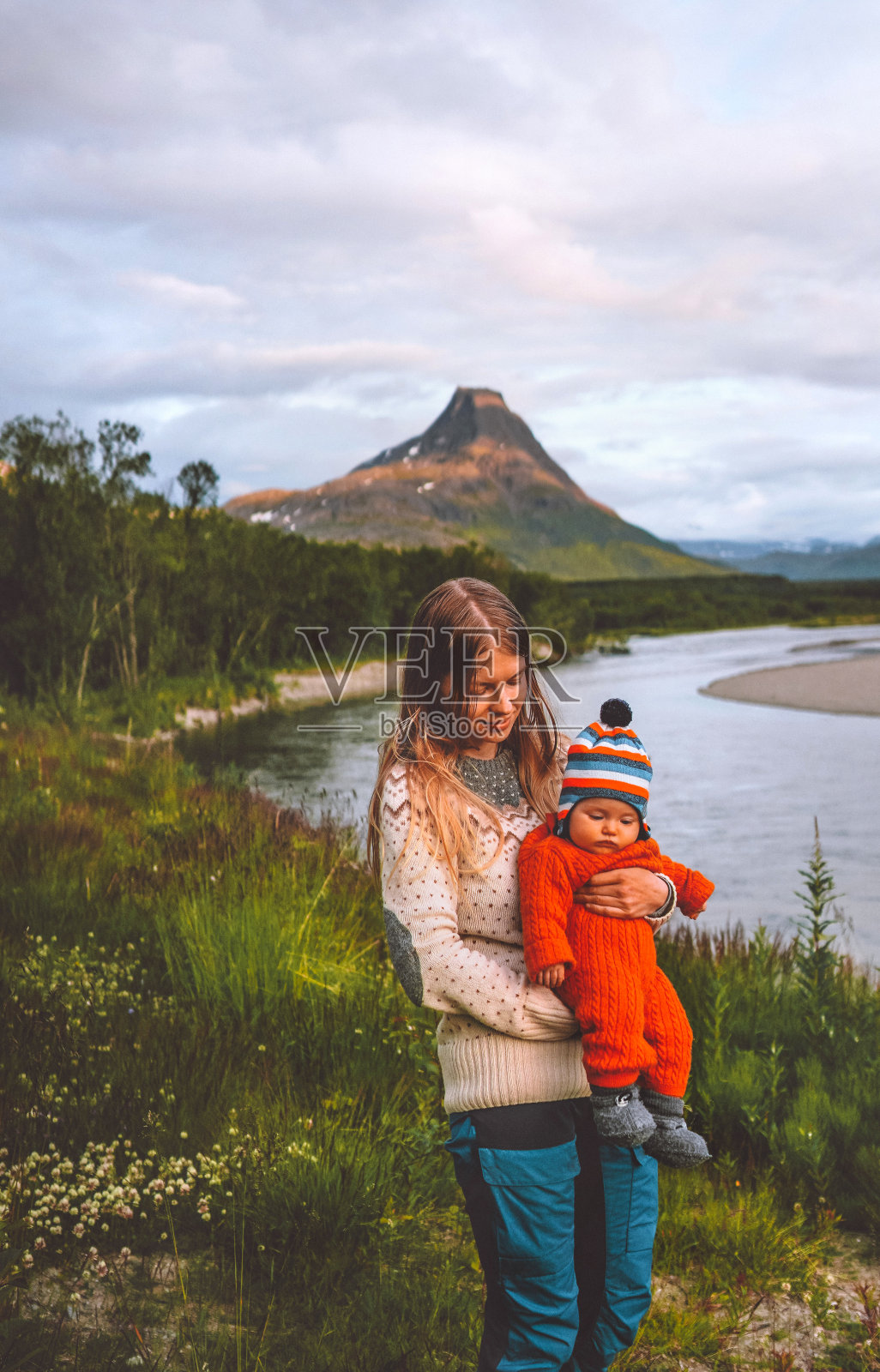 母亲带着婴儿户外度假,家庭旅行在挪威山区和河流荒野自然父母和孩子健康的生活方式照片摄影图片