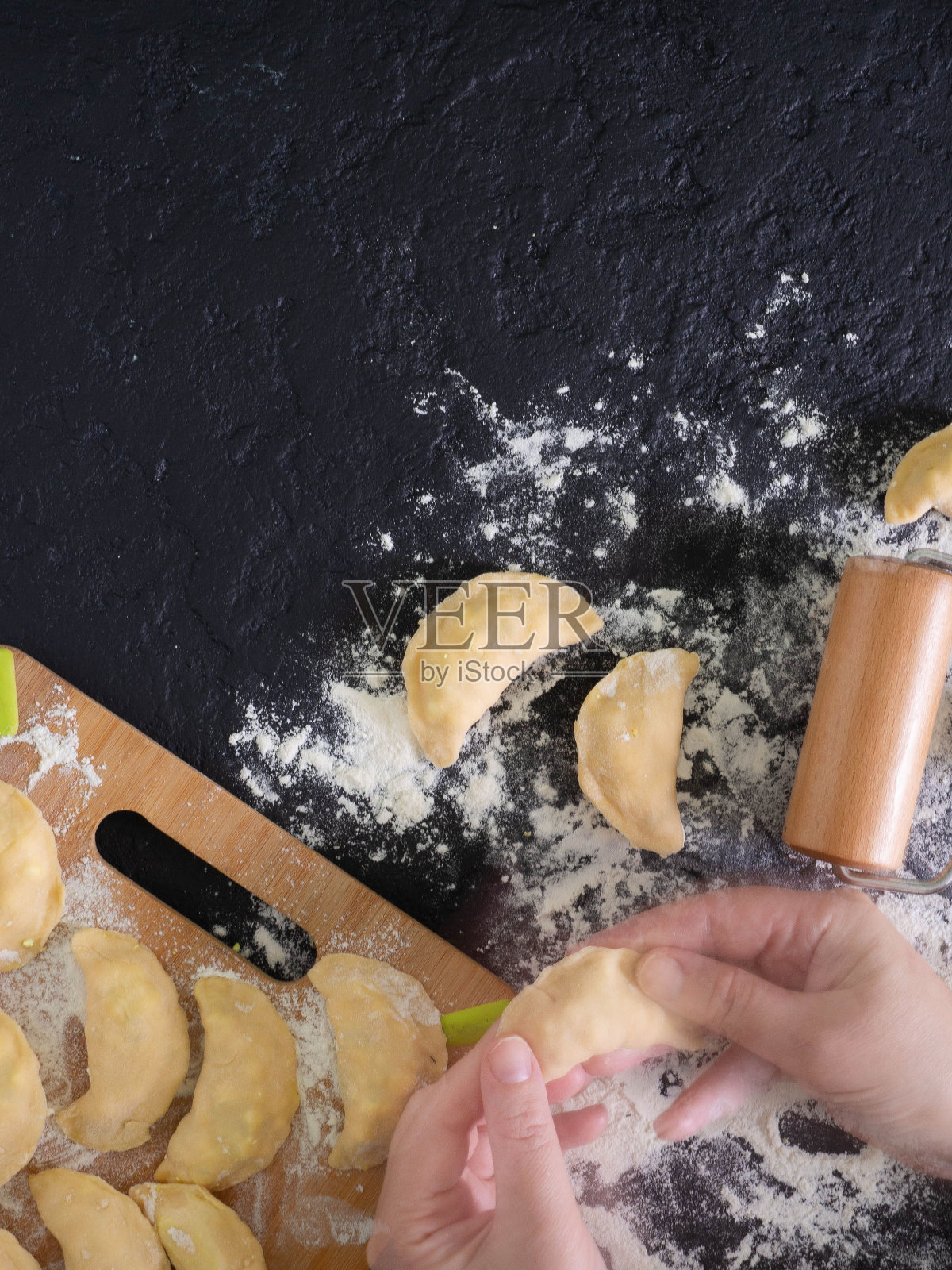 一个女人在做馄饨照片摄影图片