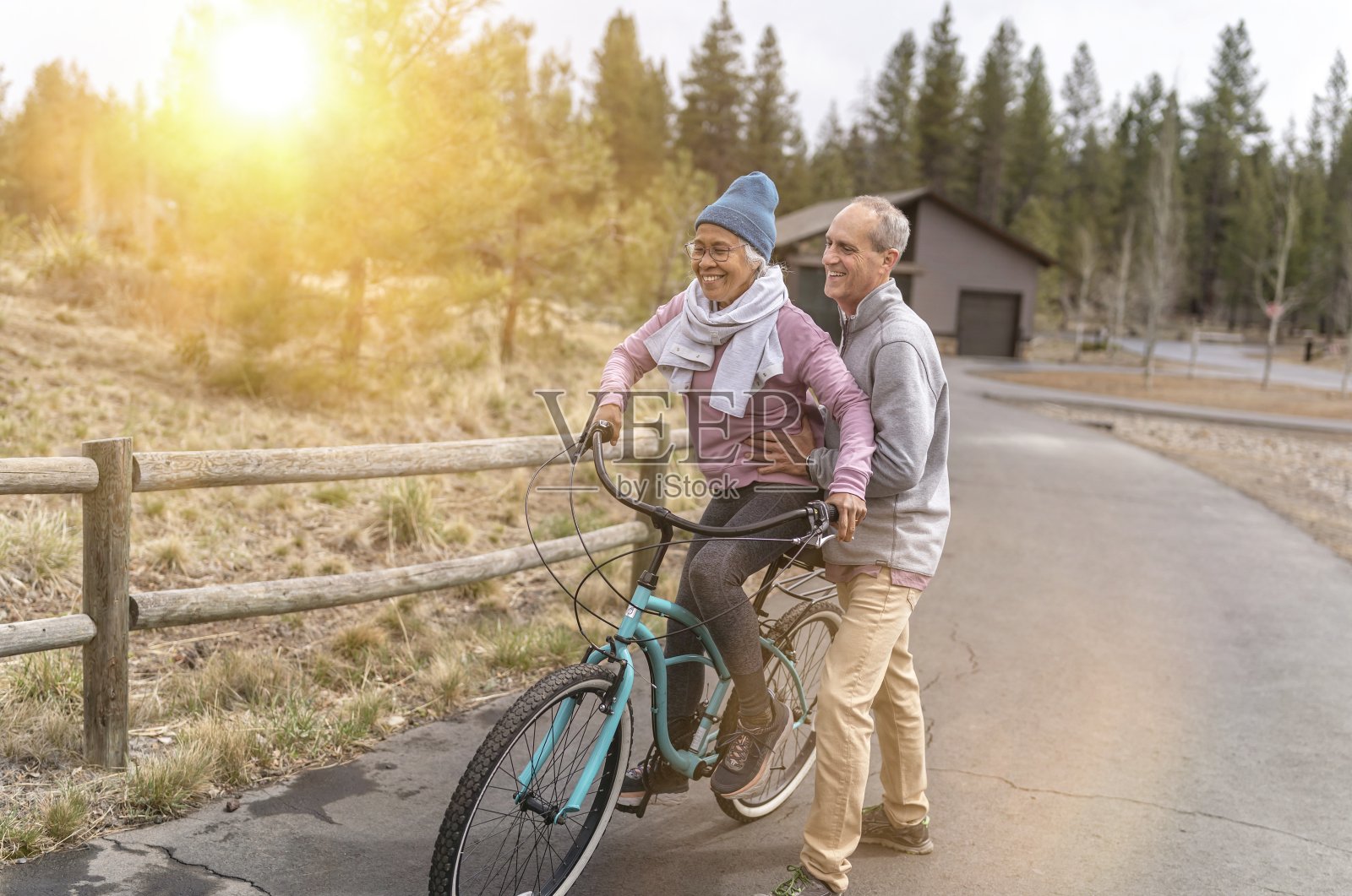 幸福健康的退休老夫妇一起享受假期照片摄影图片