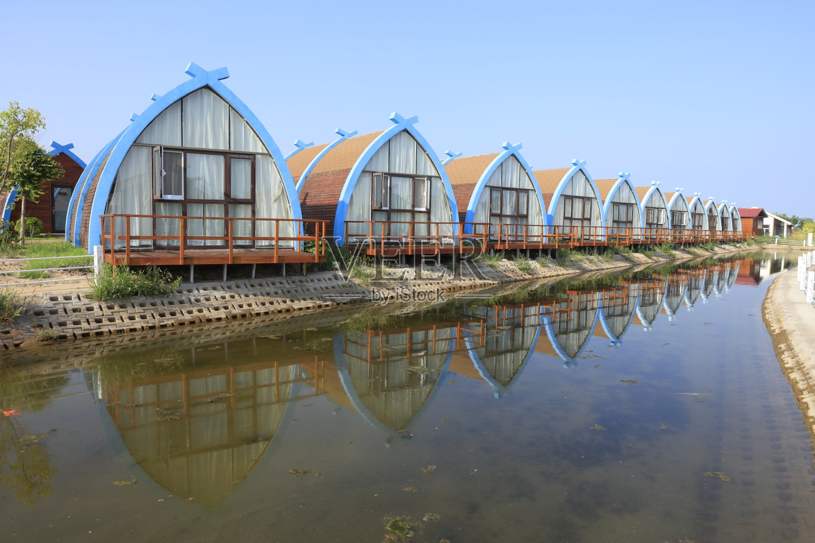 水上的木屋,海边的小木屋照片摄影图片