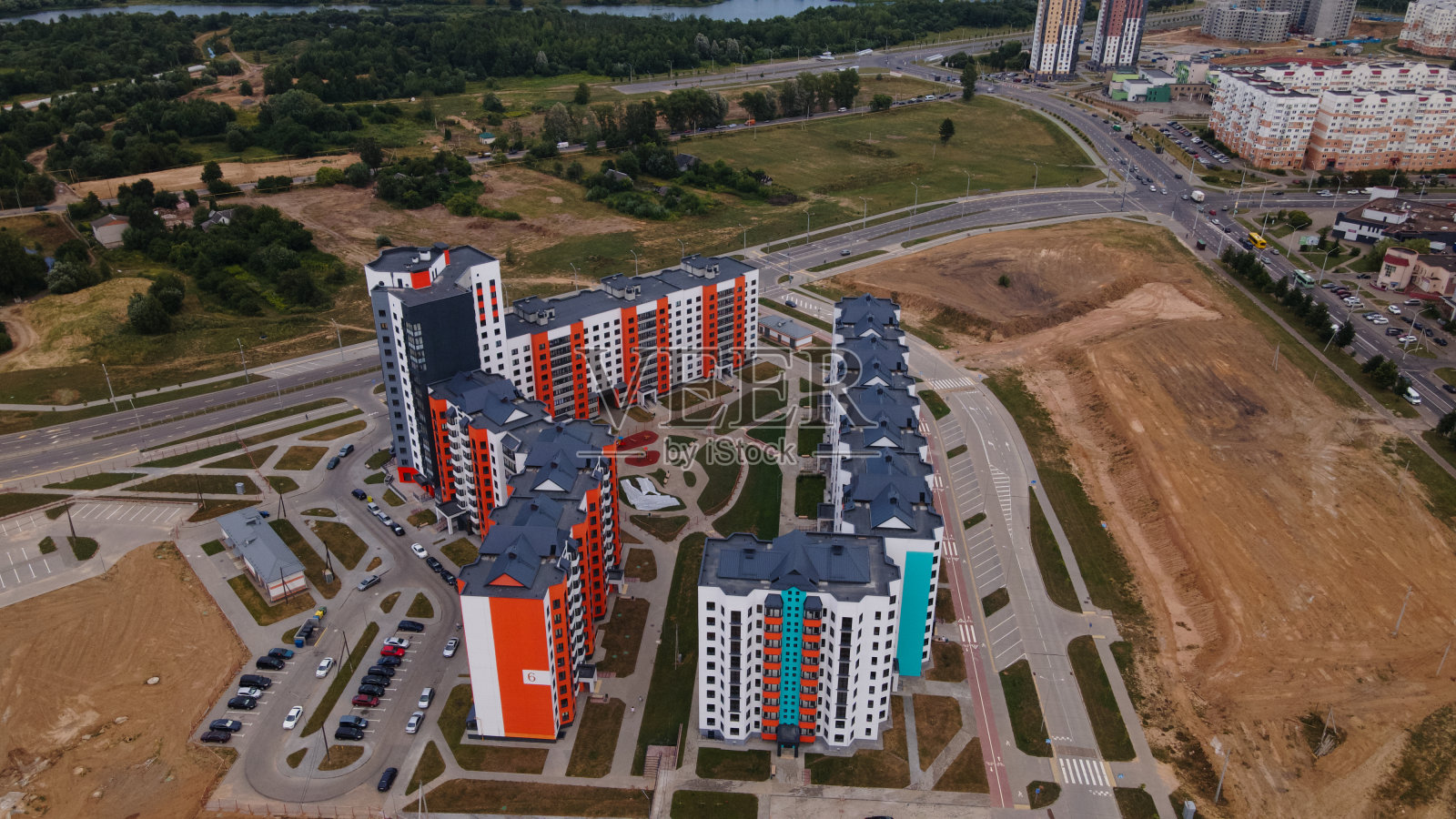 一个新城市街区的建筑工地。新房子已经建好了。航空摄影。照片摄影图片