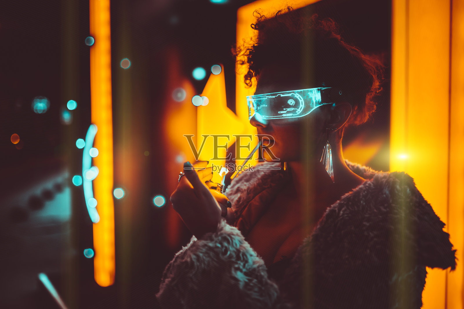 戴着发光眼镜抽烟的未来派女人照片摄影图片