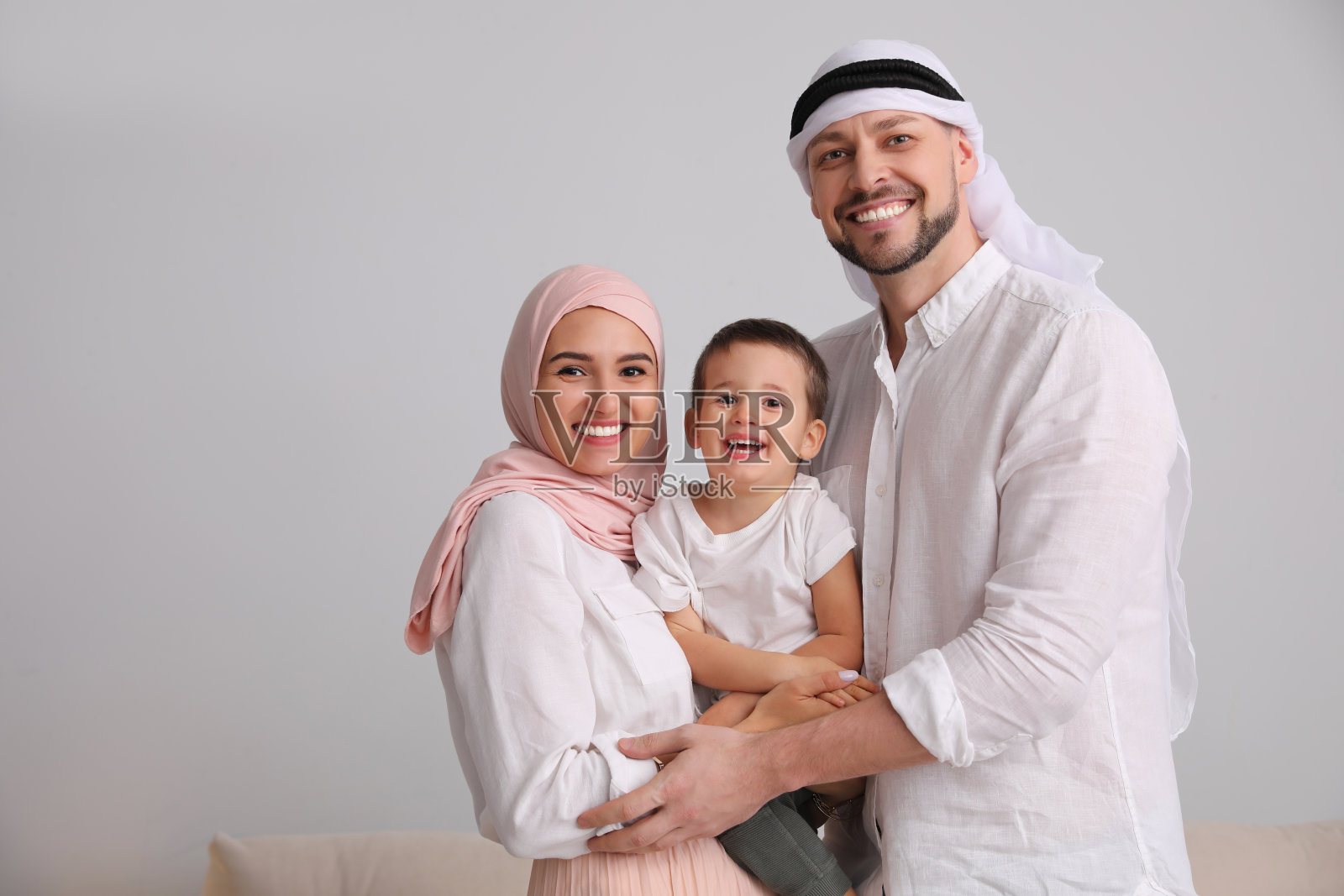 幸福的穆斯林家庭在家里共度时光照片摄影图片