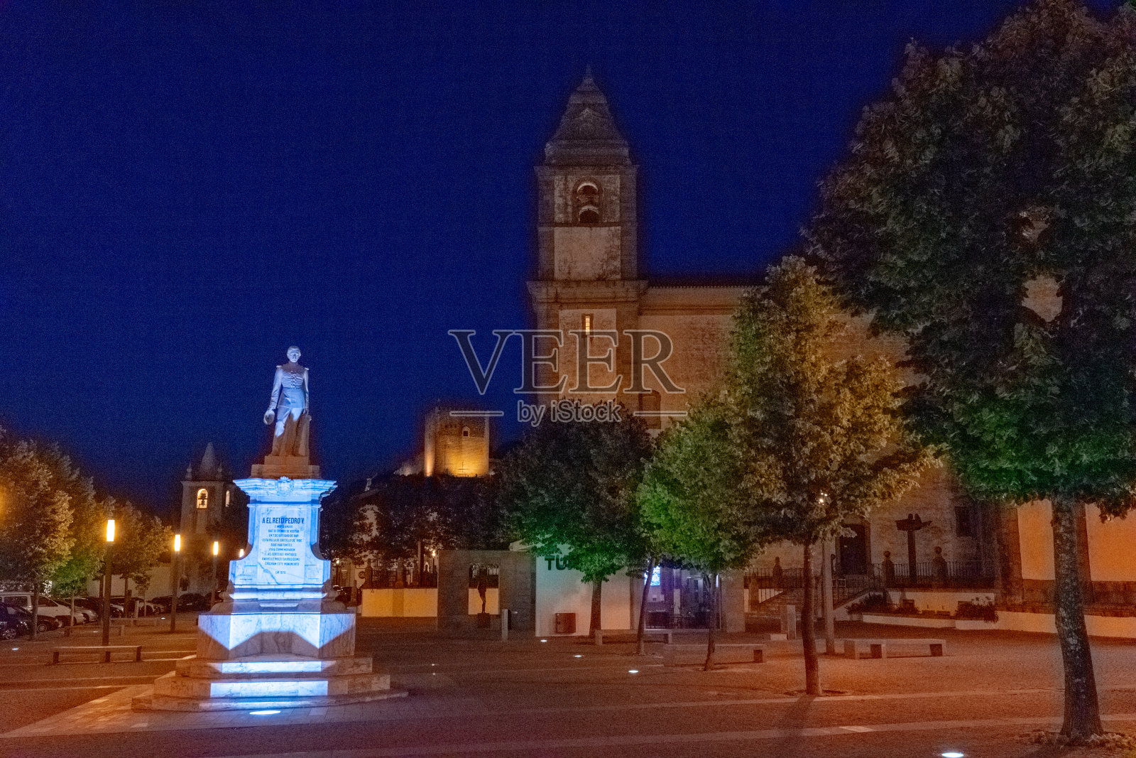 这是老城街道和维德堡中心阿连特约广场的夜景照片摄影图片