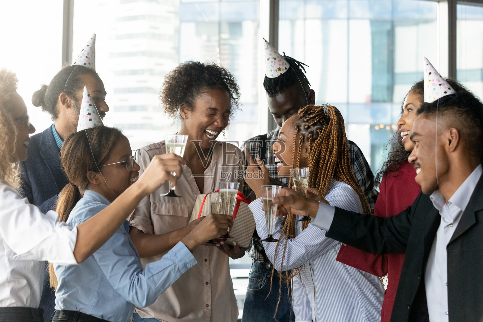混血儿生意人庆祝生日快乐。照片摄影图片