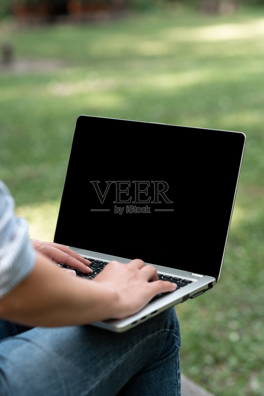 在线工作,将人们远程连接在一起,语音视频通话,通信设备,故障排除设备,全球连接,便携式硬件笔记本电脑照片摄影图片