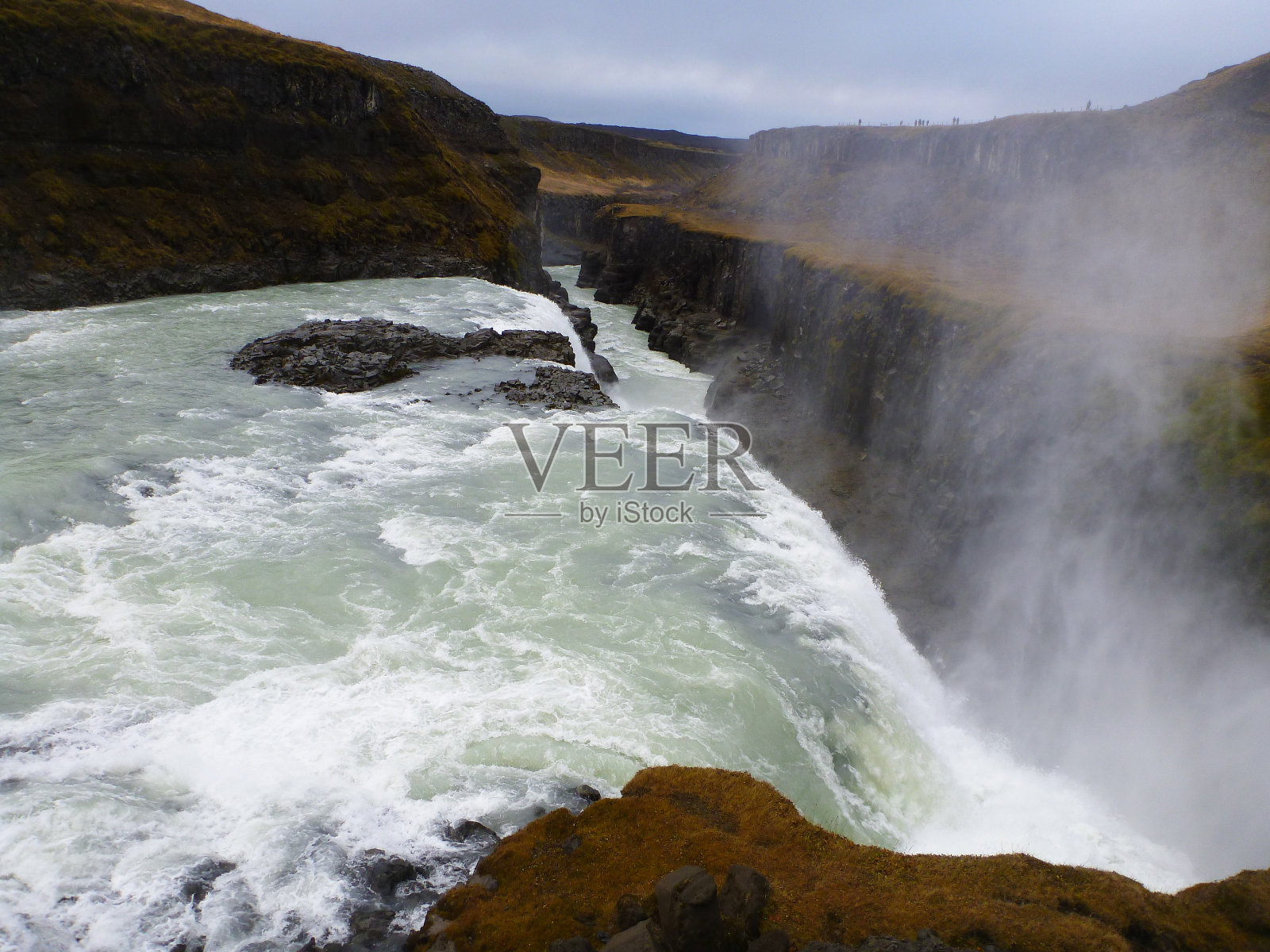 壮观的Gullfoss瀑布,在冰岛的黄金圈飞溅水照片摄影图片