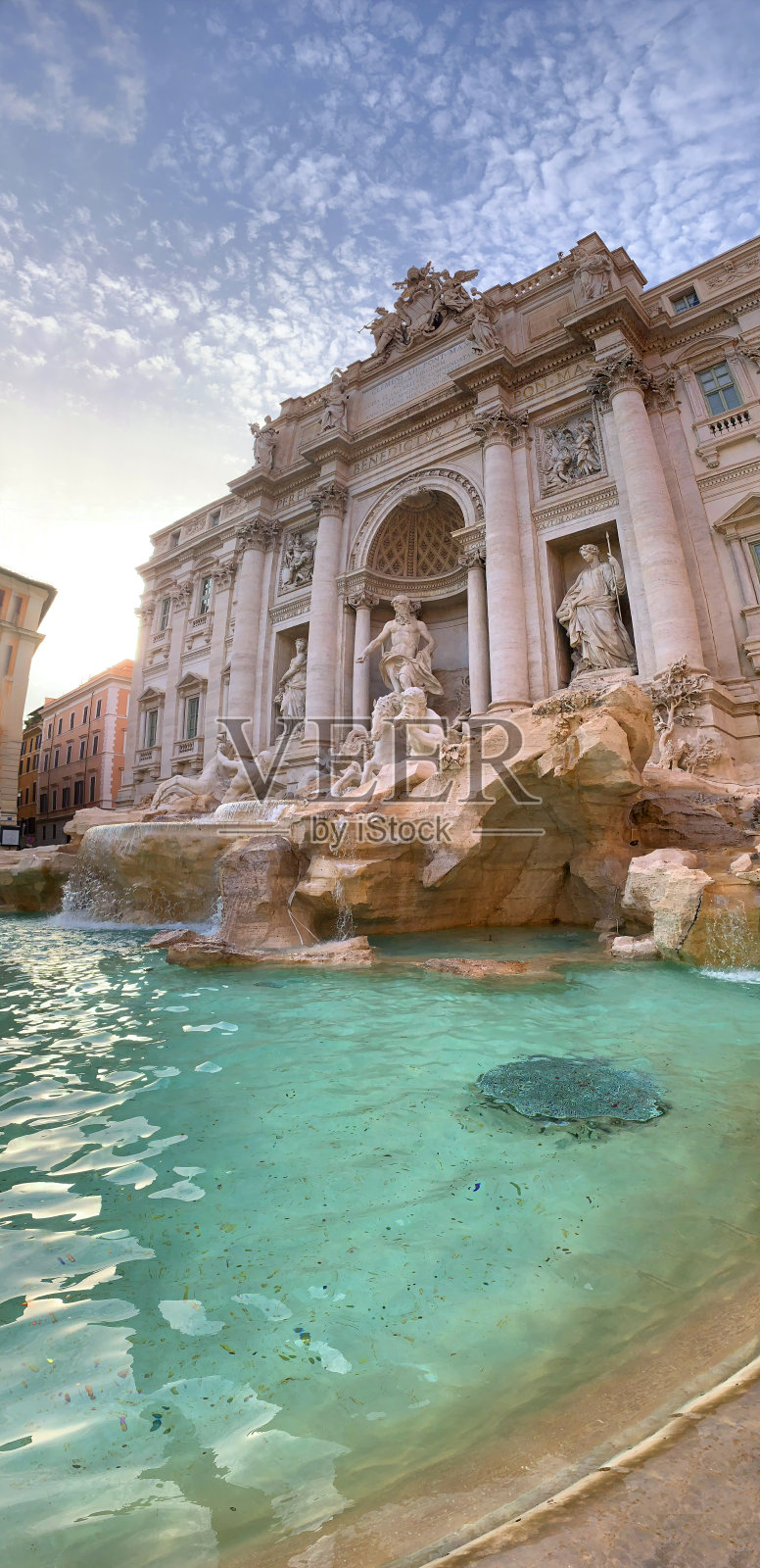意大利罗马的特雷维喷泉。古老的喷泉。中世纪古城广场上的罗马雕像。照片摄影图片