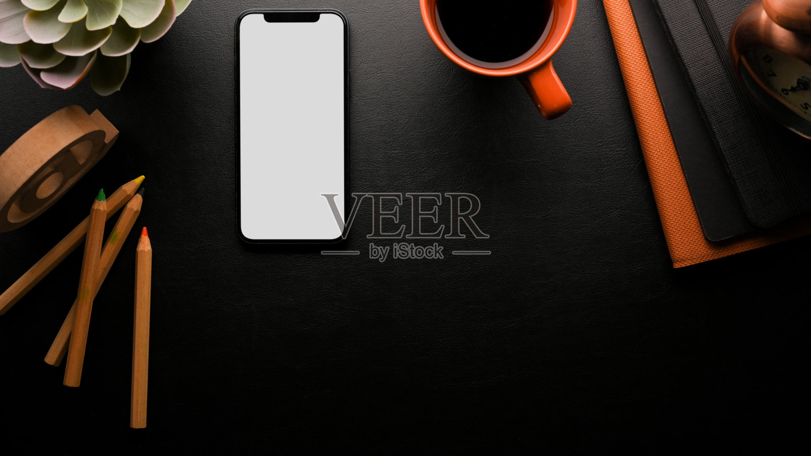 工作区在黑色背景与复制空间,智能手机白色屏幕模型照片摄影图片