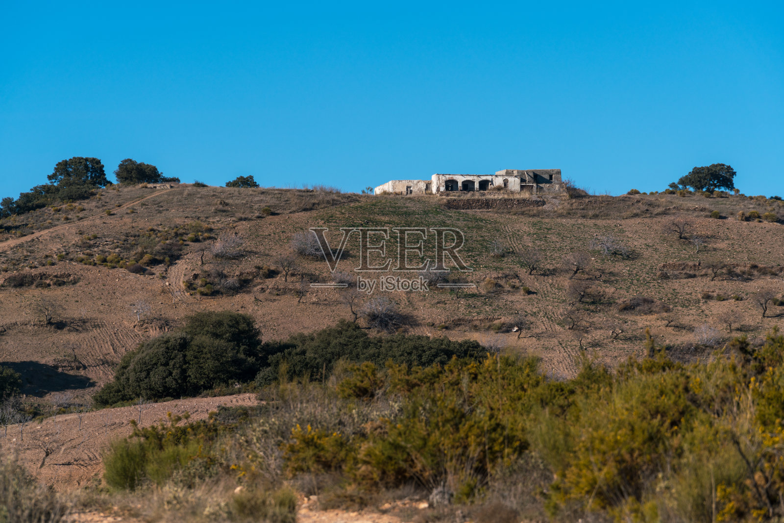 西班牙南部山区被毁的农舍照片摄影图片