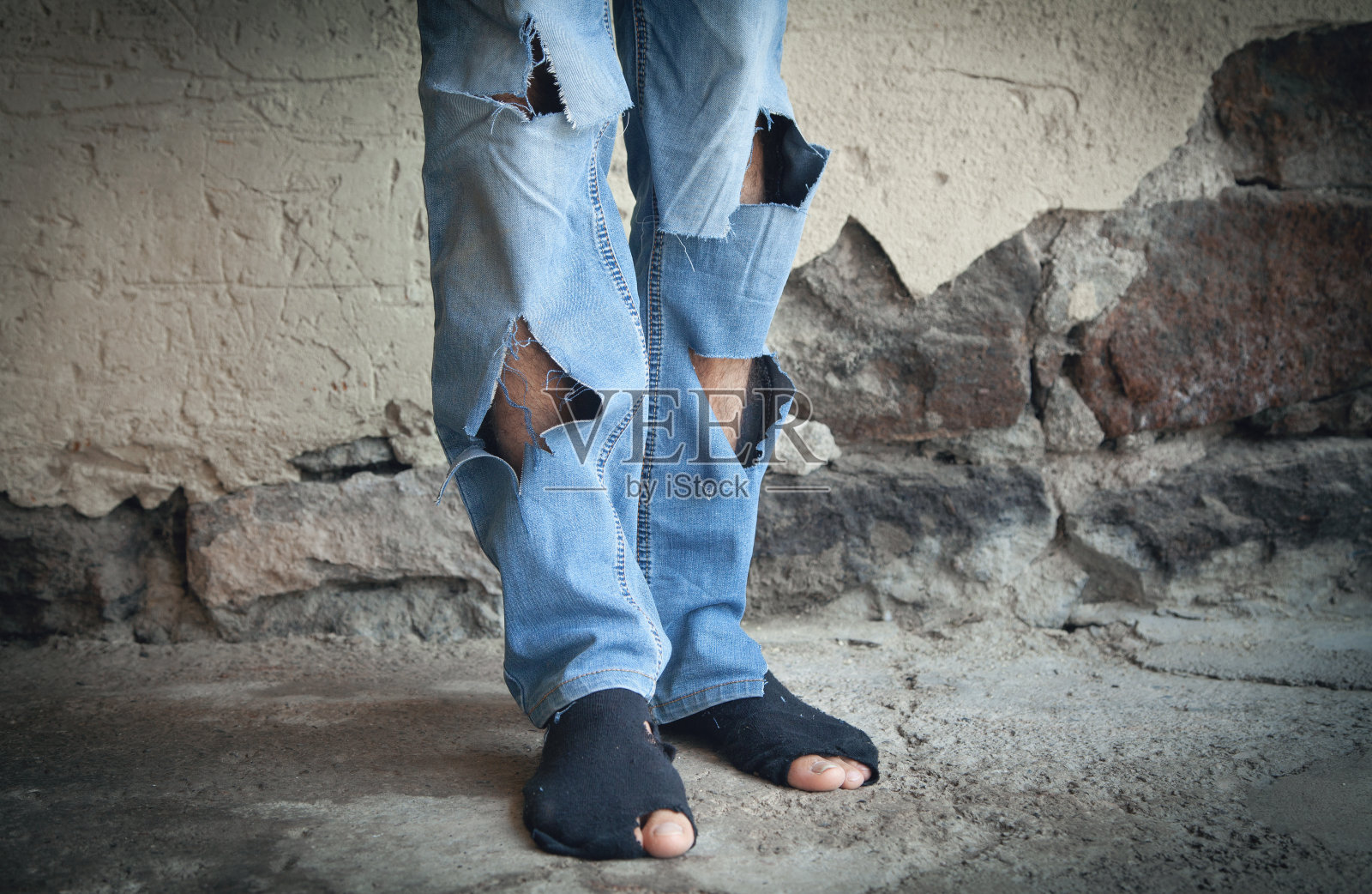 一个白人流浪汉可怜的脚。照片摄影图片