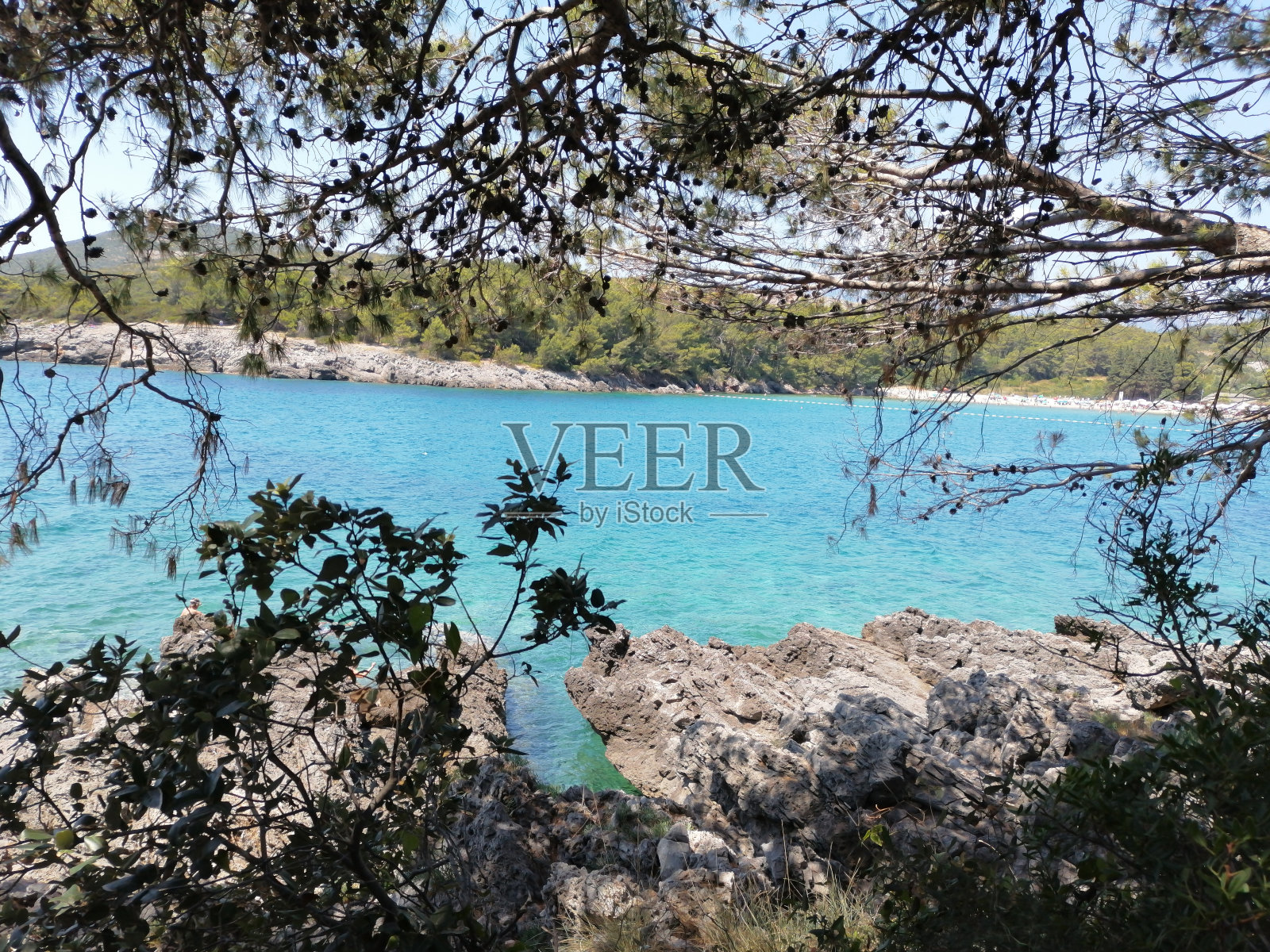美丽的风景。海景、海湾、森林和山脉。黑山的蓝色地平线海滩照片摄影图片