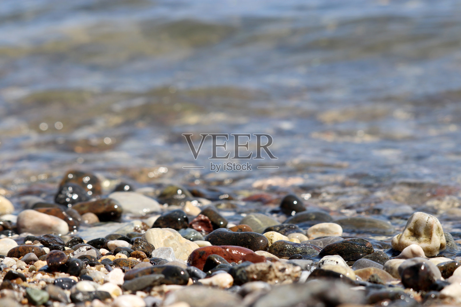 卵石卵石上模糊的海浪背景照片摄影图片