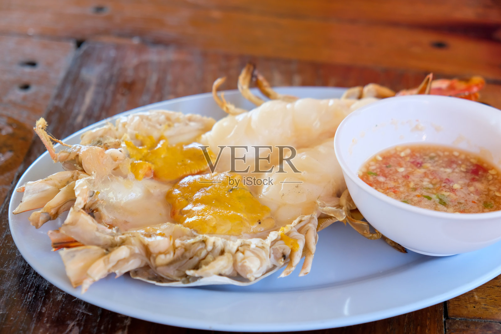 盘子里有烤大虾照片摄影图片