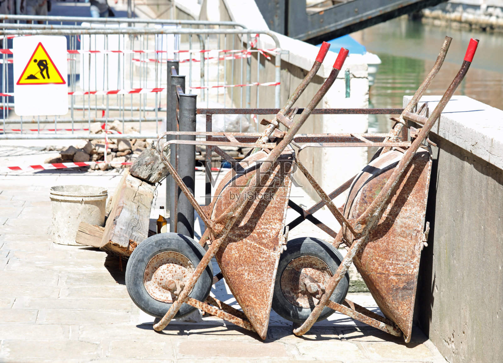 工地上有两辆独轮手推车照片摄影图片