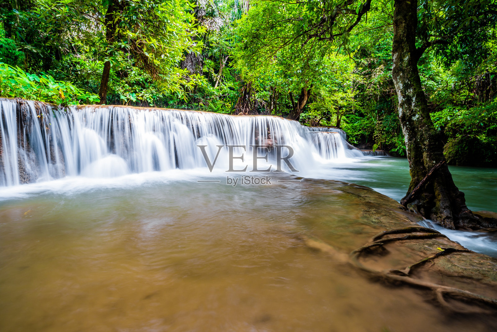 瀑布在春天和雨季与蓝色翠绿色的水在Huay Mae Khamin国家公园。照片摄影图片