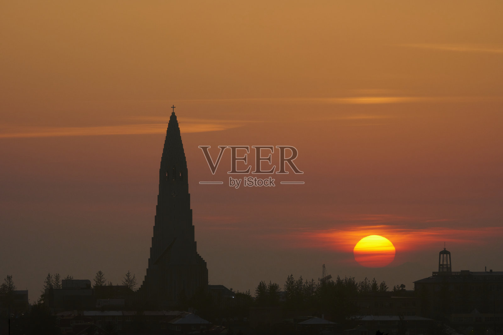 教堂的剪影映衬着落日的天空照片摄影图片