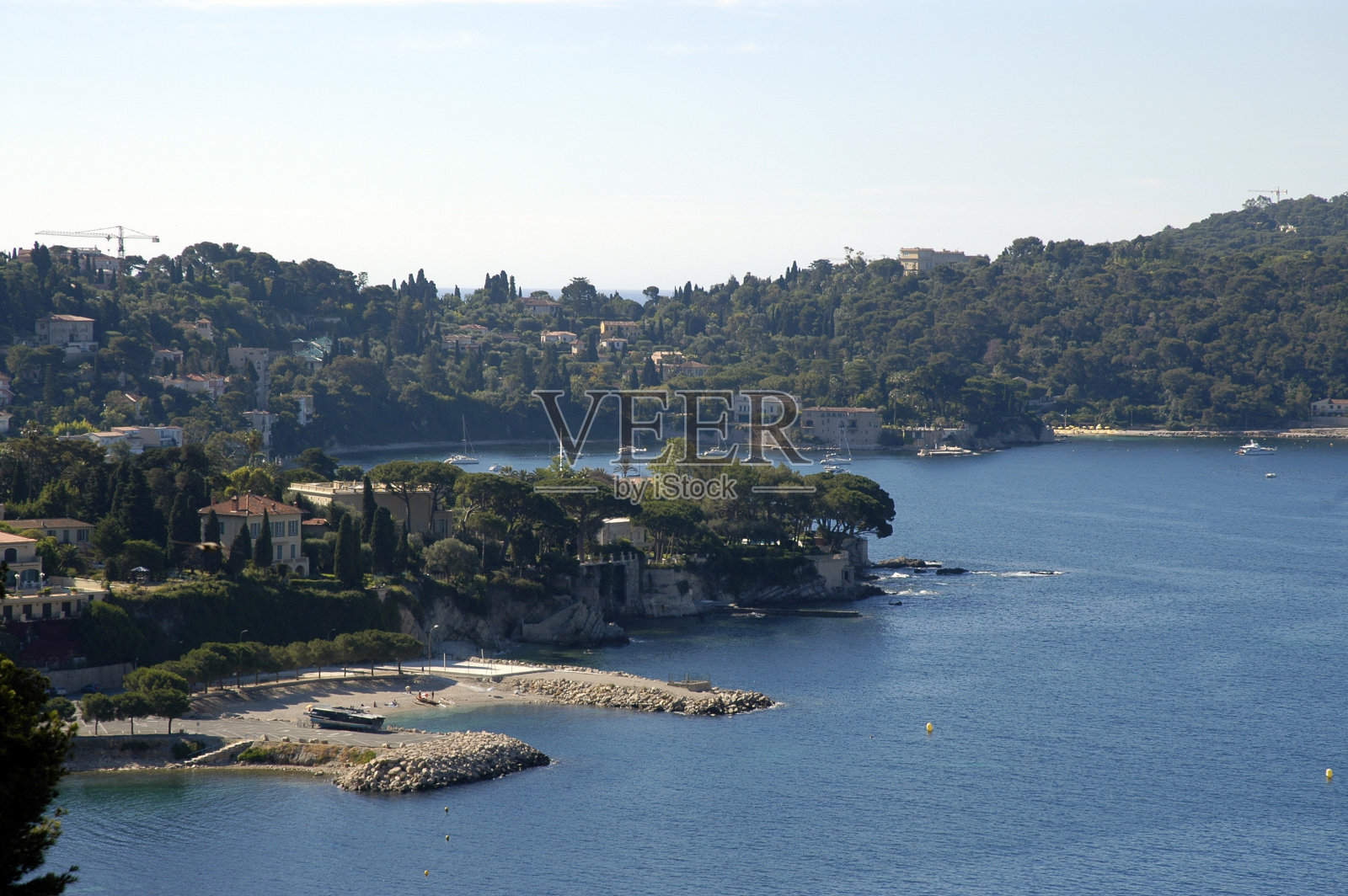 在阳光明媚的日子里,美丽地区的海岸海景照片摄影图片
