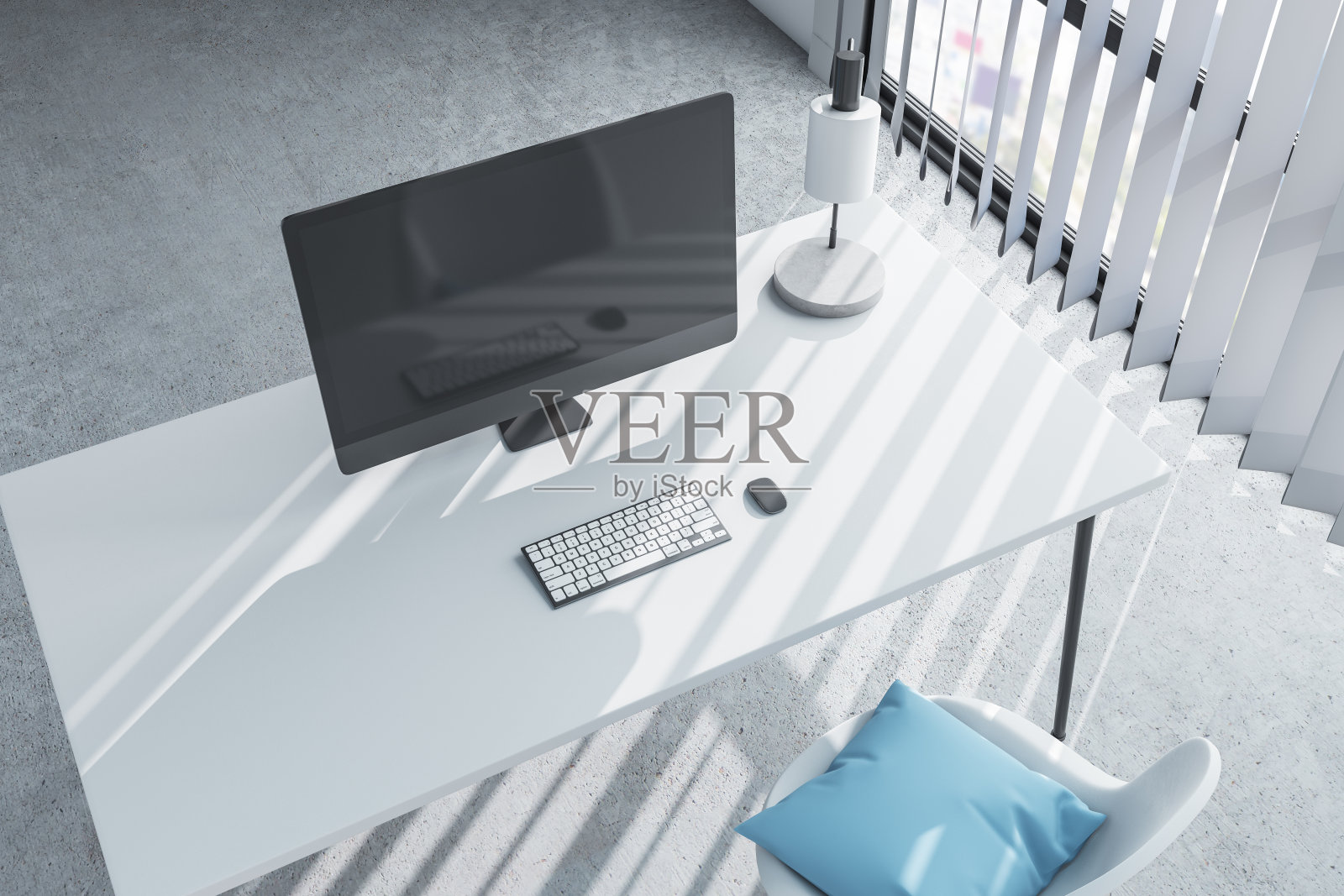 顶视图灰色办公室工作场所与黑色电脑屏幕,反射和其他项目。3 d渲染。照片摄影图片